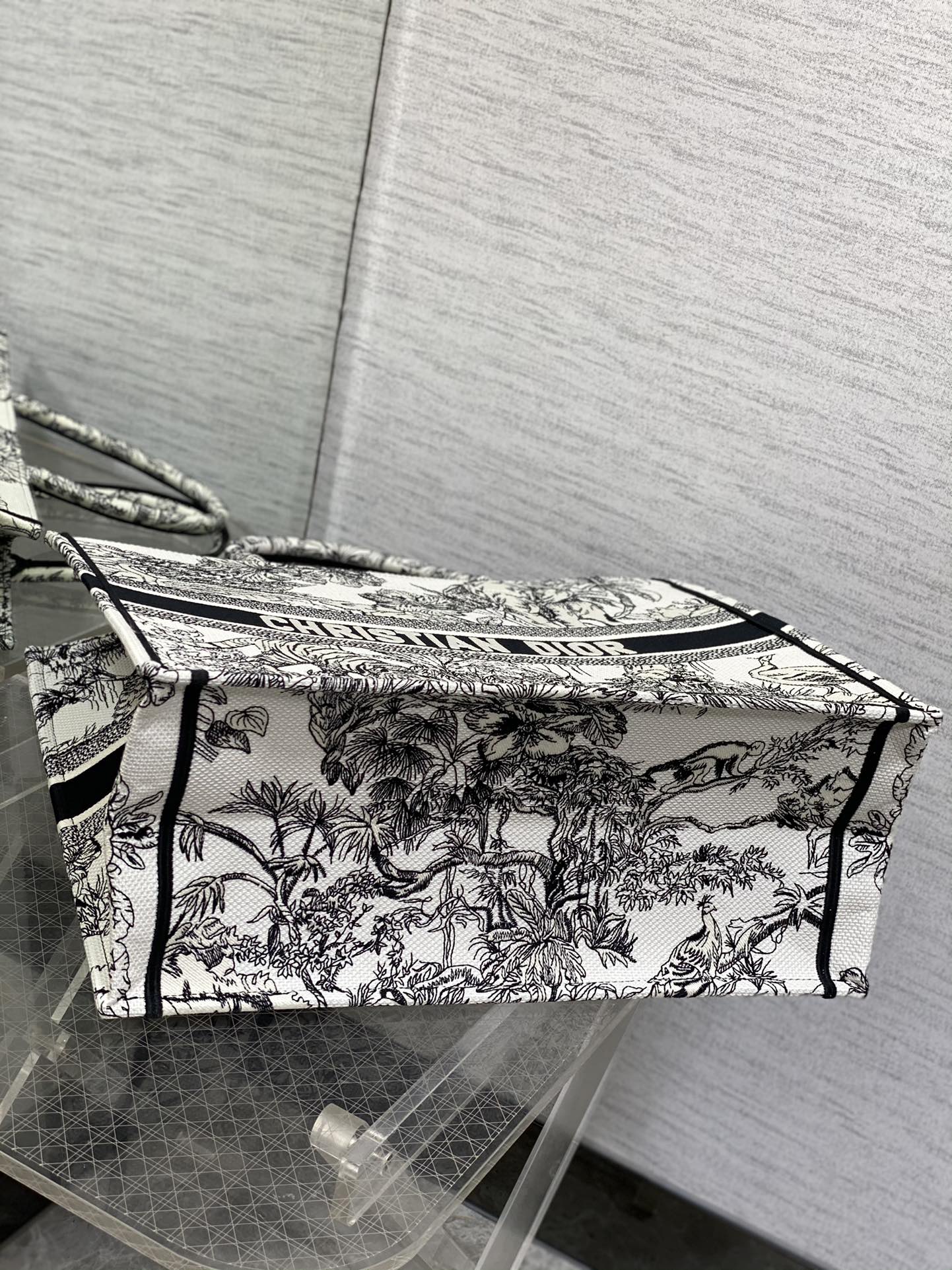 迪D家-Book Tote 2023春夏系列 老虎刺繡 白色 大號