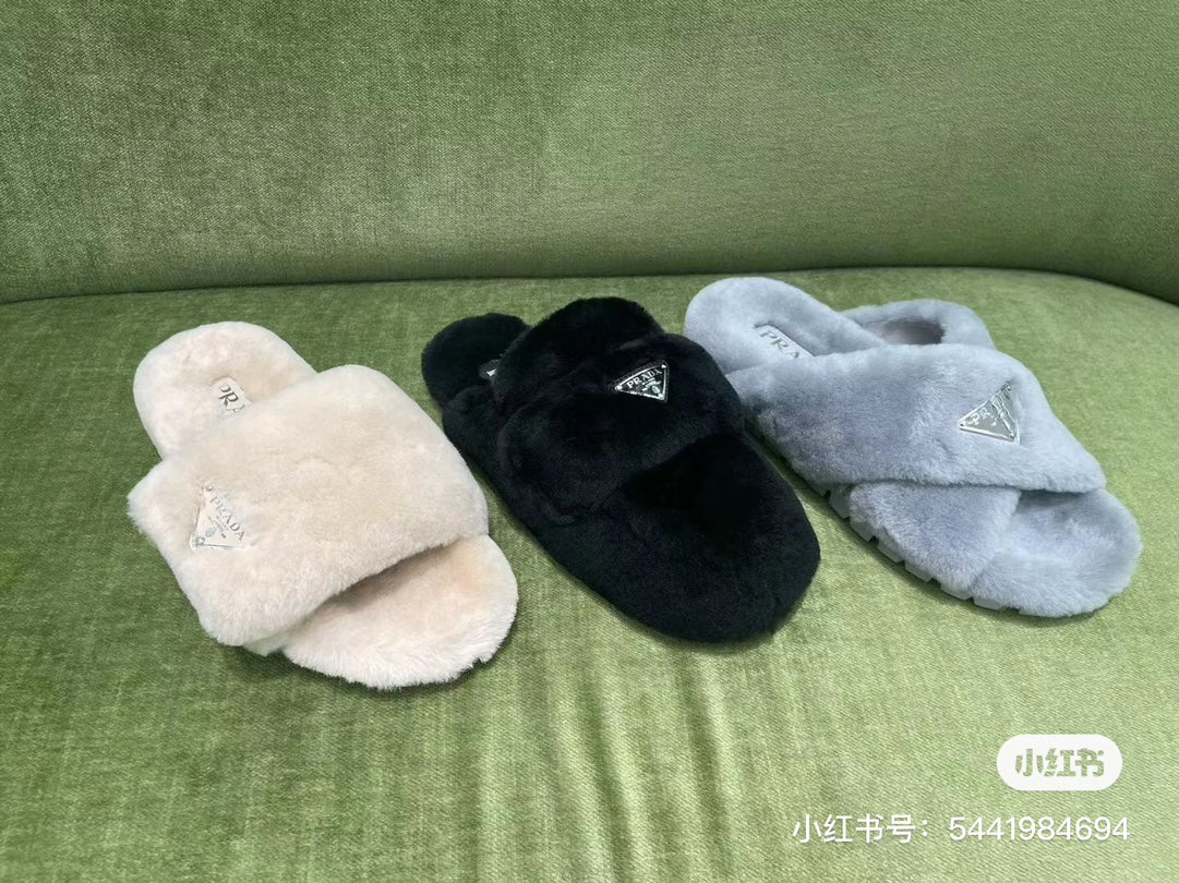 普P家-2023秋冬新款 羊毛拖鞋 側邊三角標誌款 白色