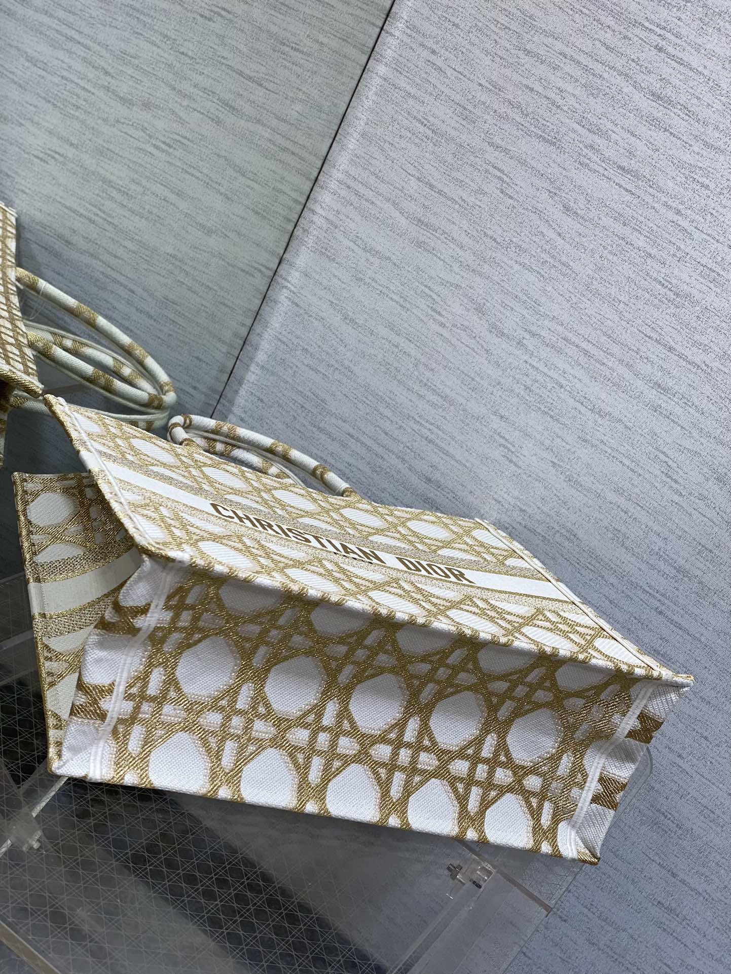 迪D家-2024春夏系列 Book Tote  經典的菱形格 白金色 大號