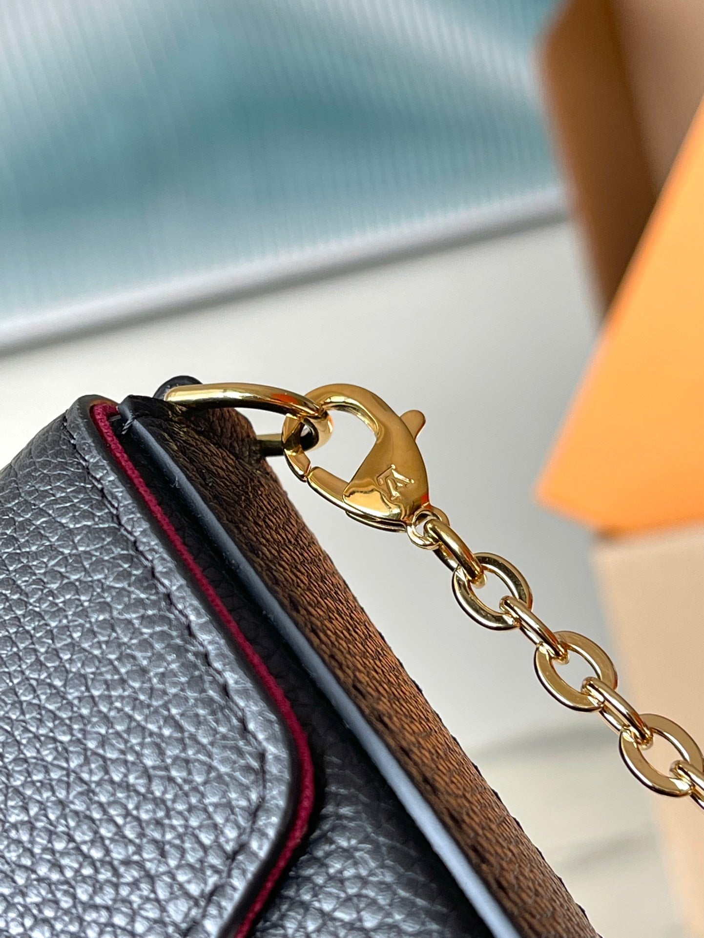 M64064 路L家-Pochette Felicie Empreinte壓紋斜背包 黑色絲網款