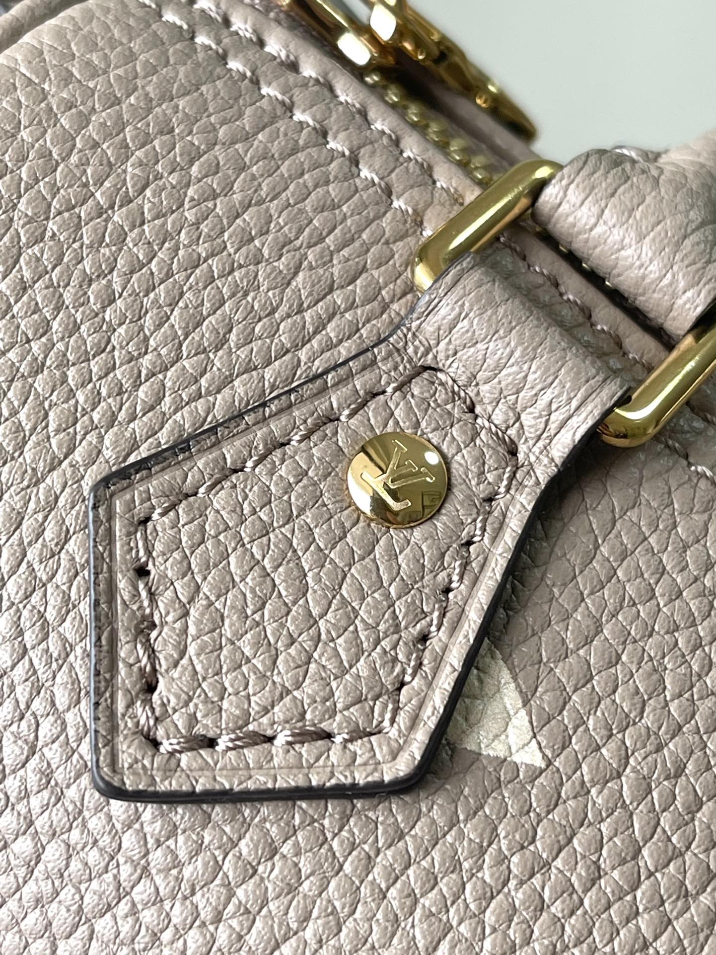 M82890 路L家-Nano Speedy 斜跨手提包 奶油色