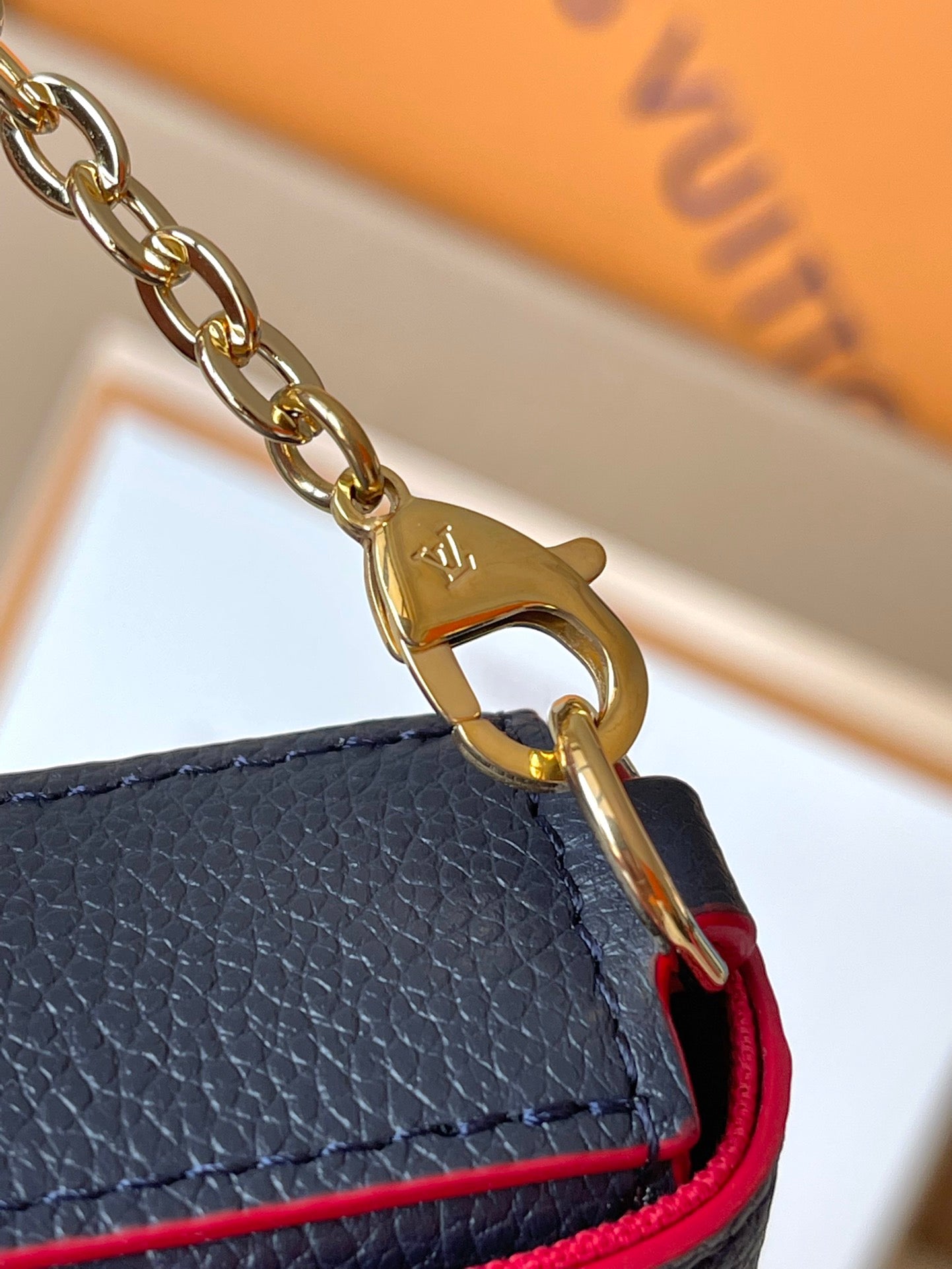 M64099 路L家-Pochette Felicie Empreinte壓紋斜背包 海軍藍
