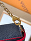 M64099 路L家-Pochette Felicie Empreinte壓紋斜背包 海軍藍