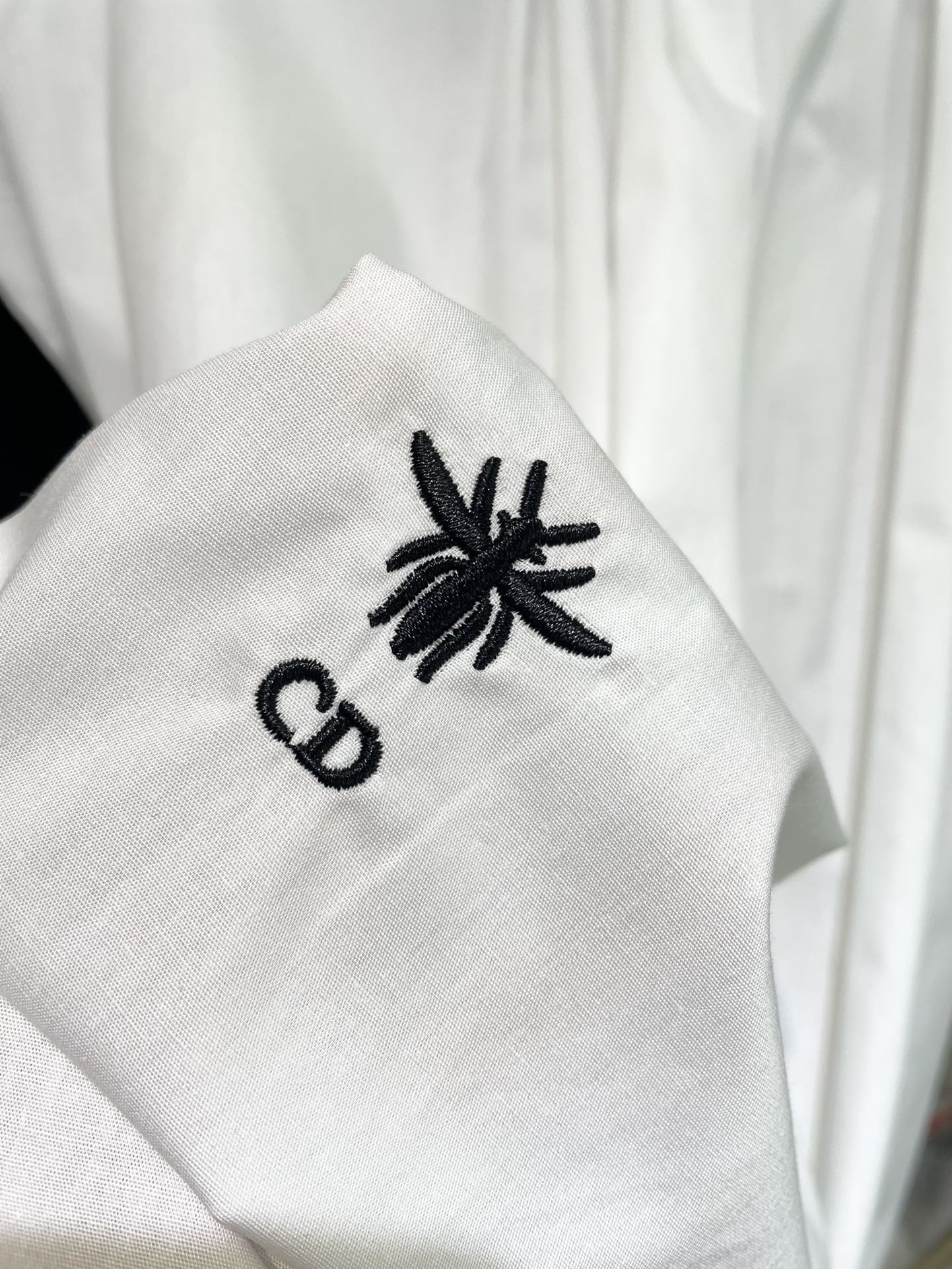 迪D家-2403 刺繡小蜜蜂娃娃衫襯衫 白色