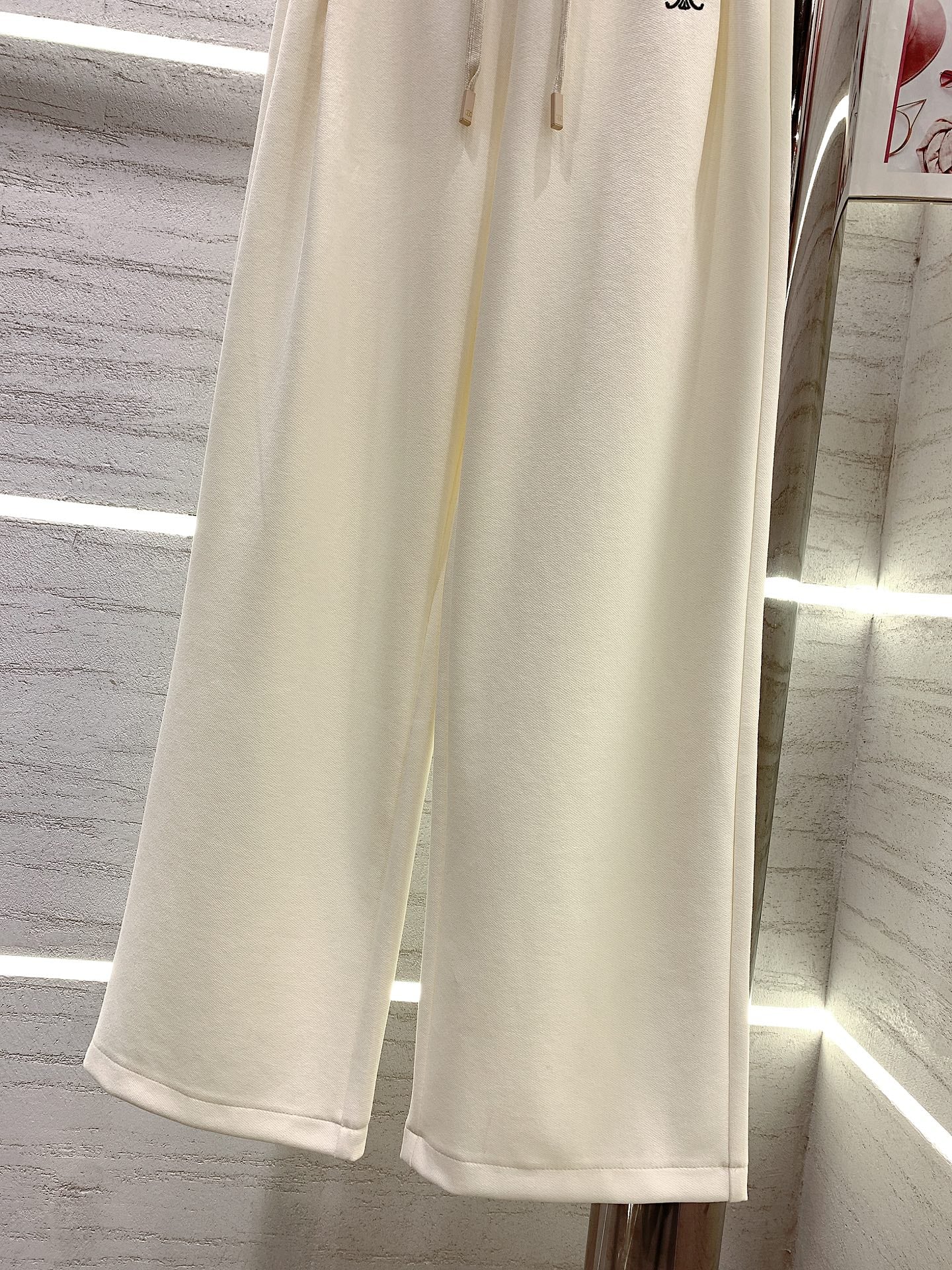 賽C家-2403 新款刺繡標壓褶設計休閒闊腿褲