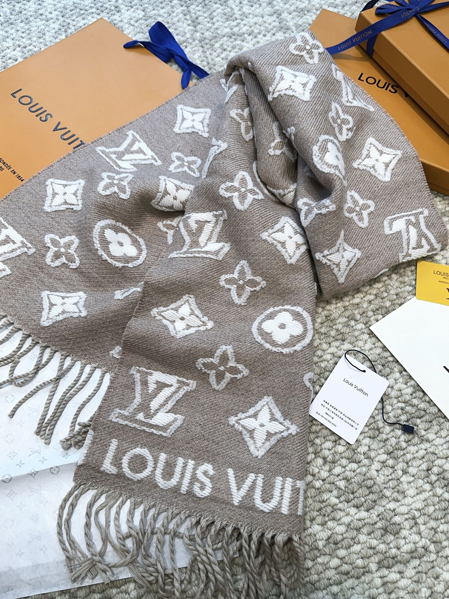 路L家- 2024 MONOGRAM圖騰圍巾 34*200 燕麥色