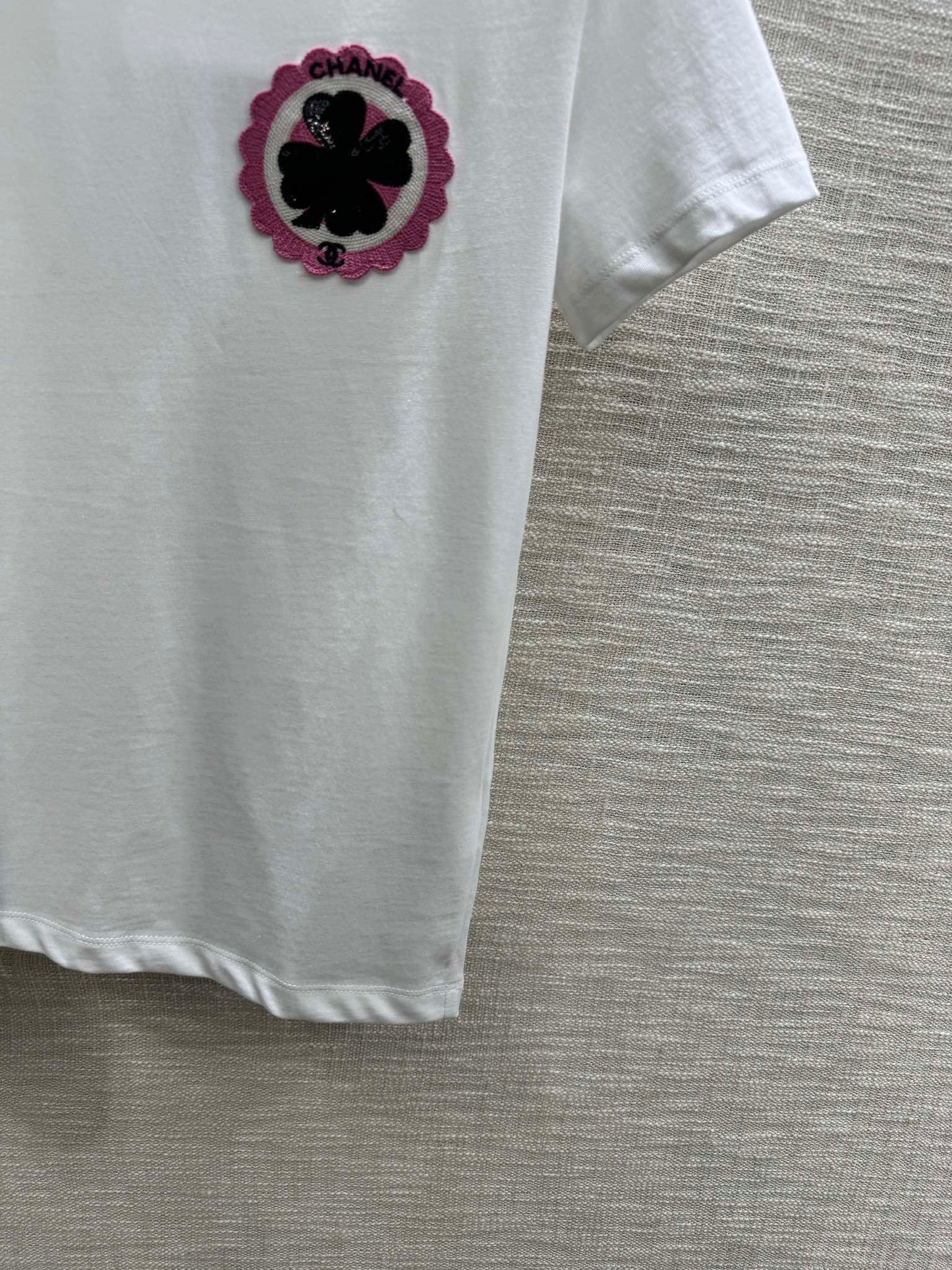 小香家-2403 刺繡四葉草字母圓領短袖TEE 白色