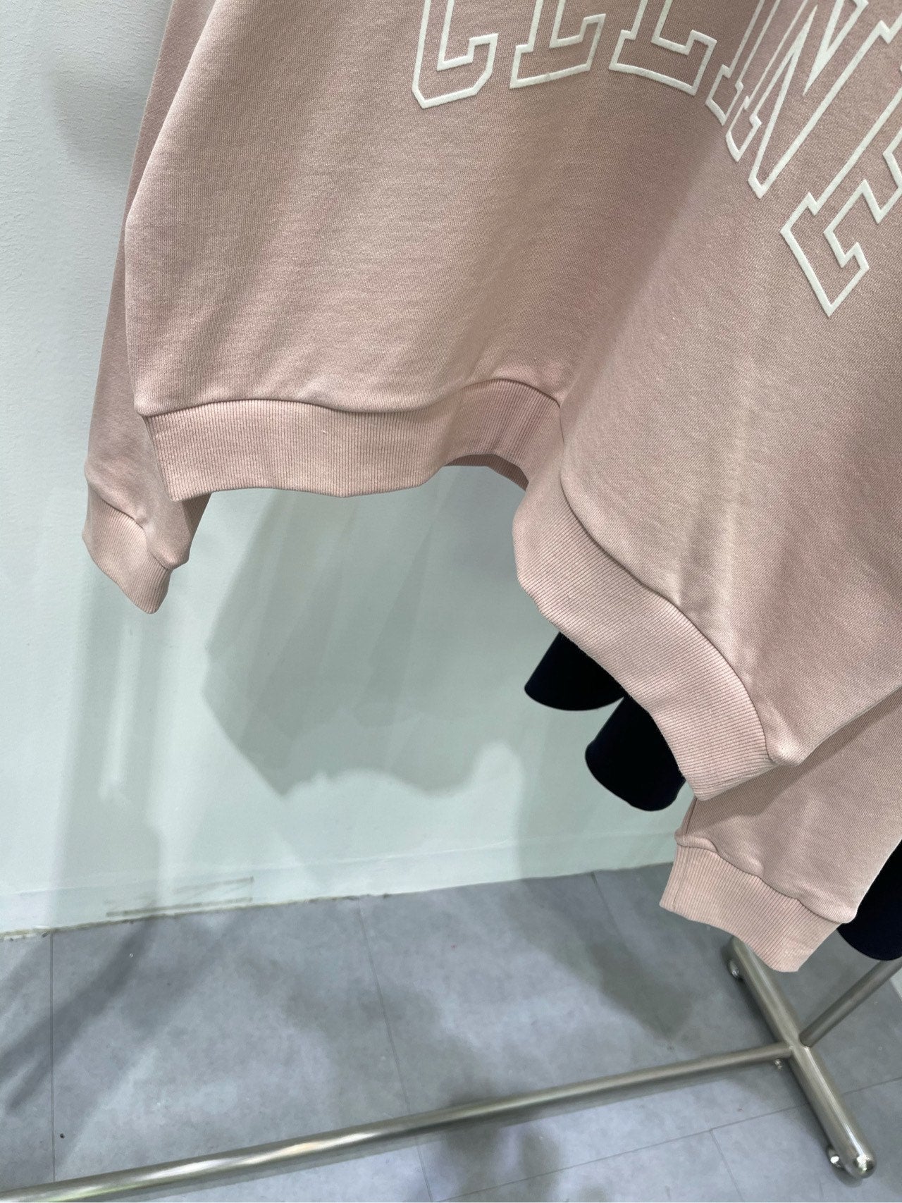 賽C家-2403 粉色植絨字母圓領大學TEE