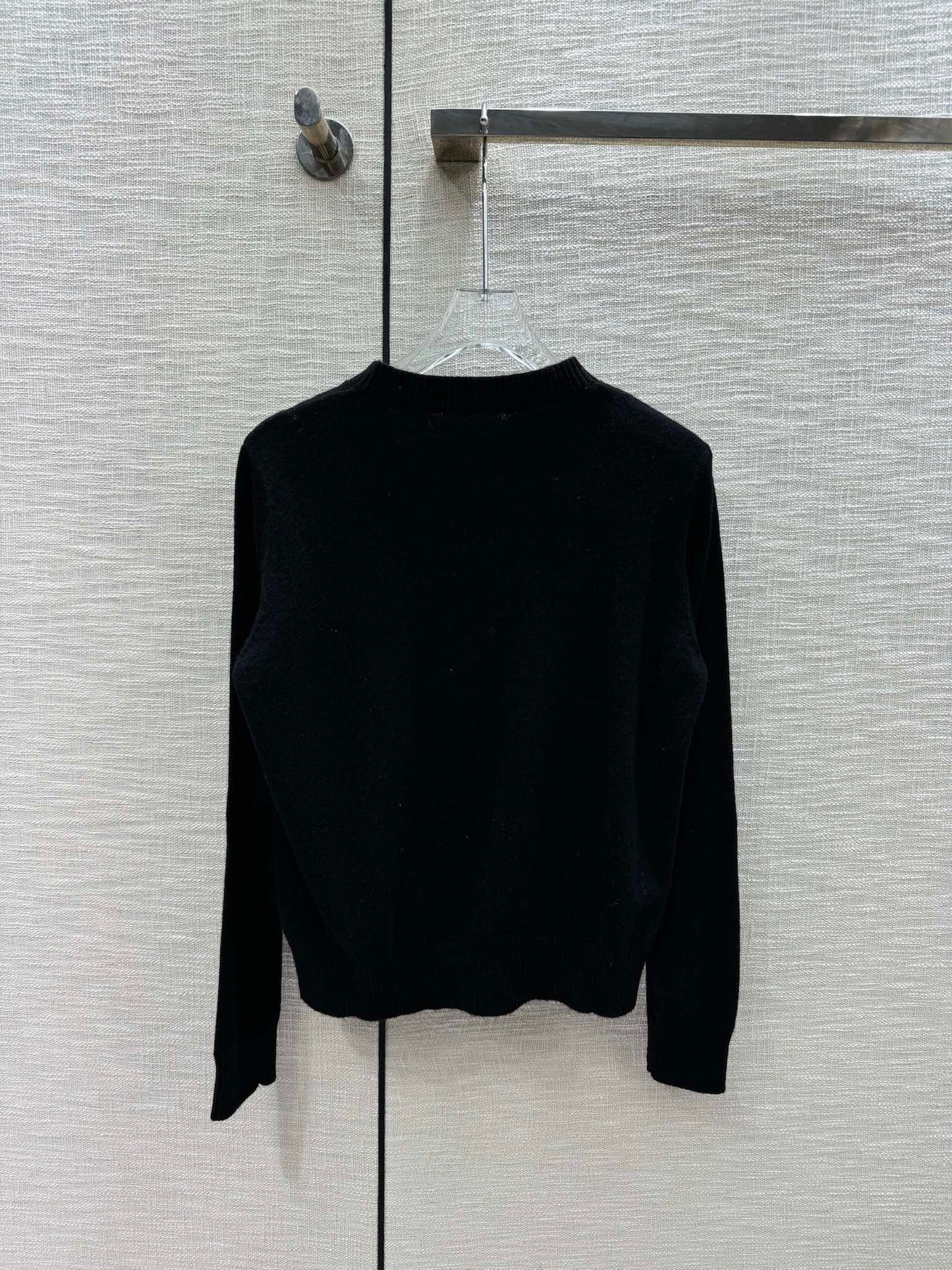 穆M家-2404 愛心刺繡logo針織開襟衫 黑色