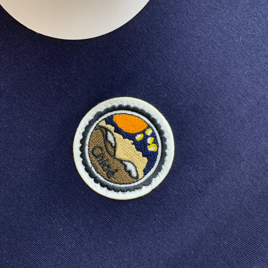 克羅C-2403 24春夏新款章仔刺繡圓領短袖TEE 藍色