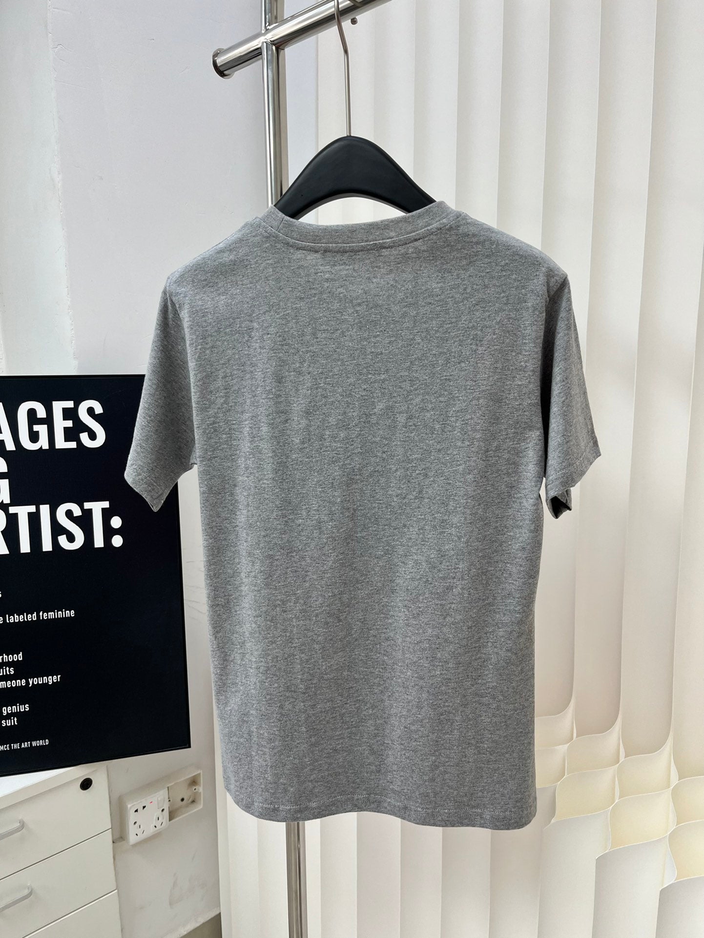 迪D家-2403 重工刺繡燙鑽TEE 灰色
