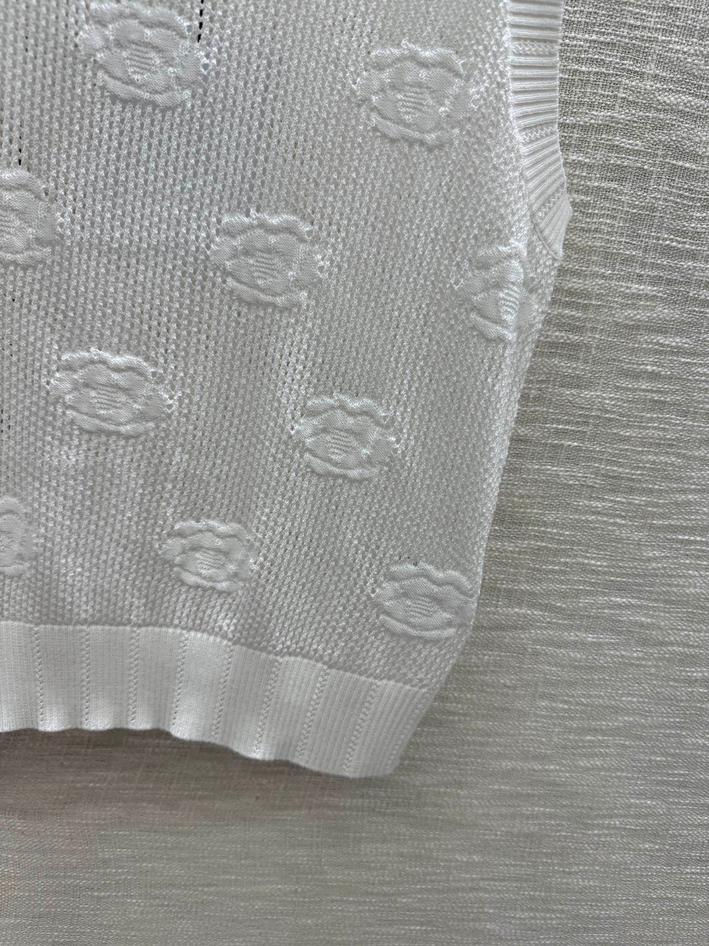 小香家-2403 山茶花鏤空針織背心 白色