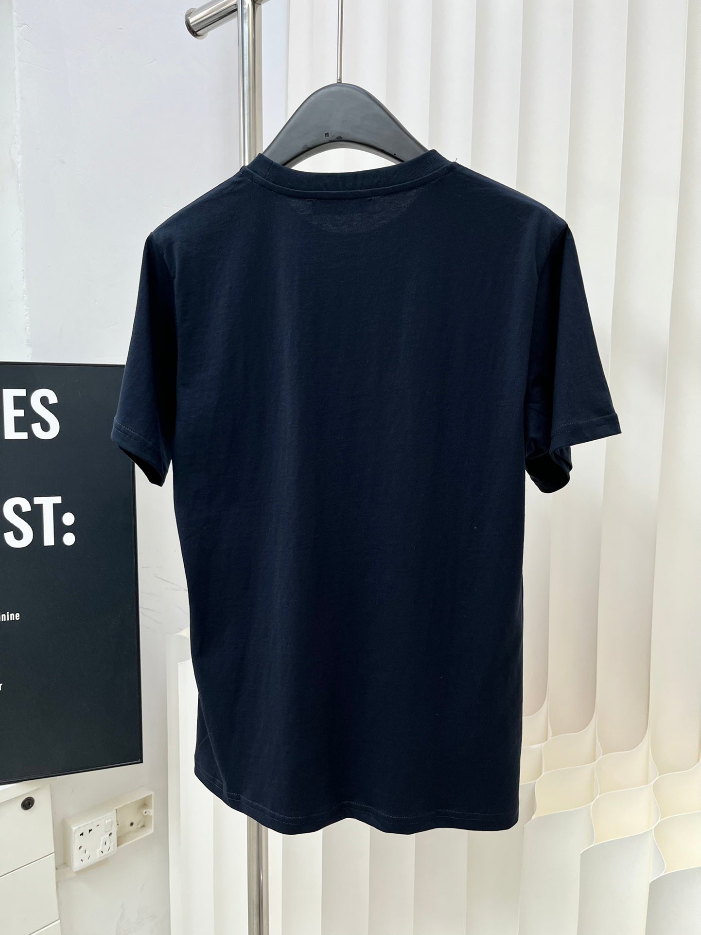 迪D家-2403 撞色刺繡短袖TEE 黑色