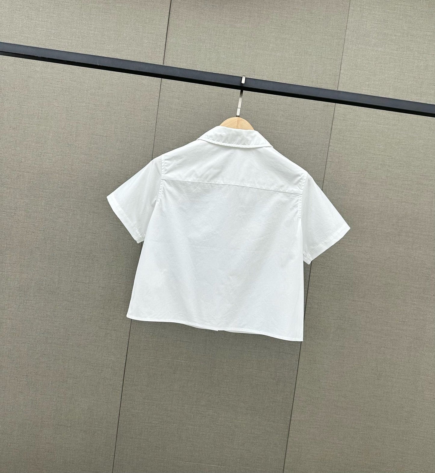 穆Ｍ家-2404 字母刺繡棉質短袖襯衫 白色