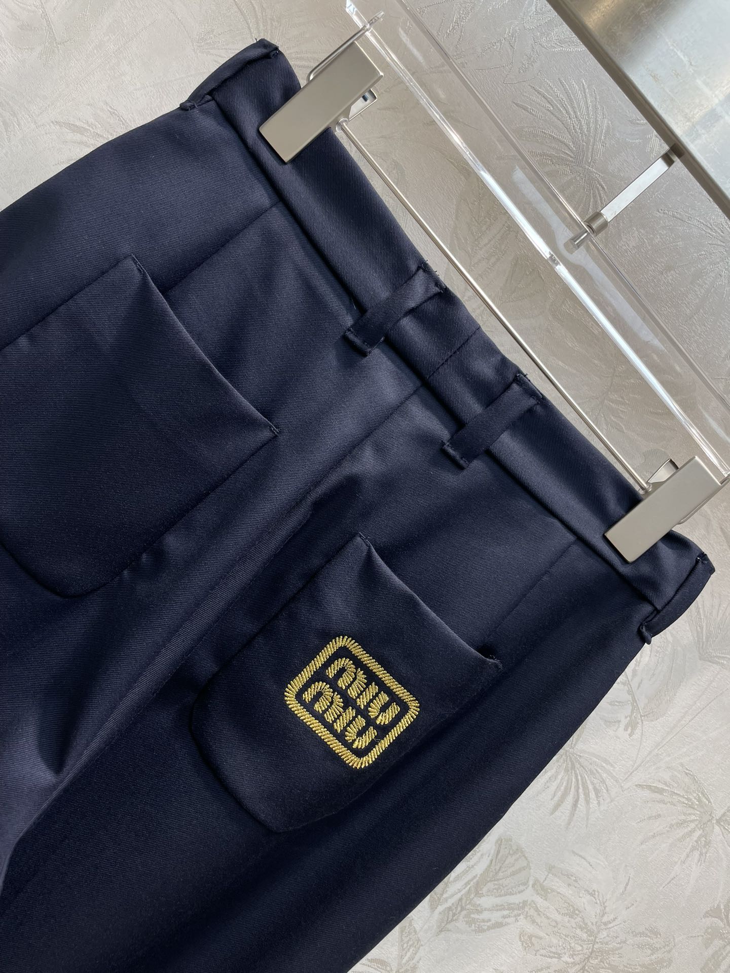 穆Ｍ家-2404 24春夏妥妥的學院風穿搭徽章刺繡章仔西裝長褲