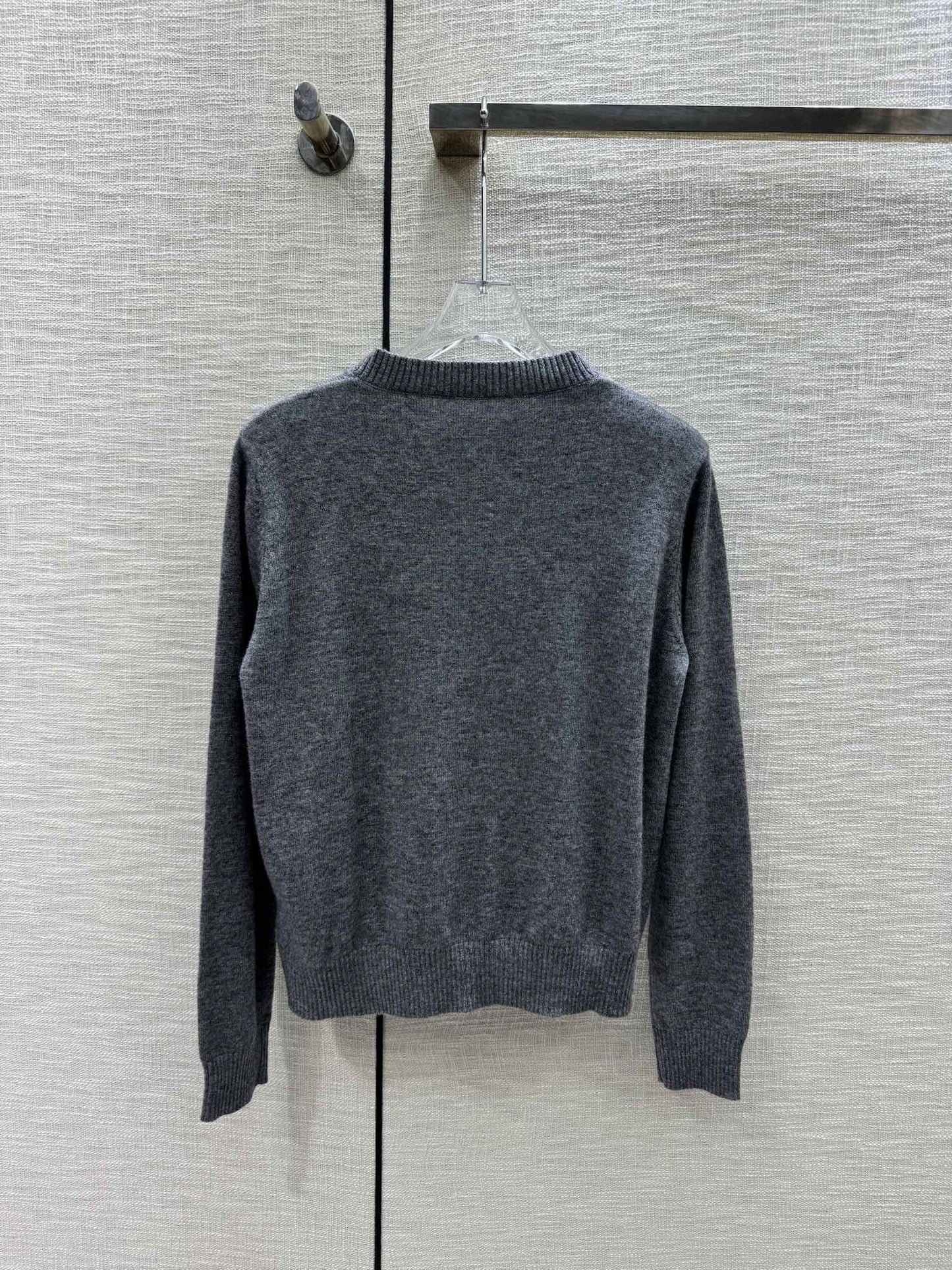 穆M家-2404 愛心刺繡logo針織開襟衫 灰色