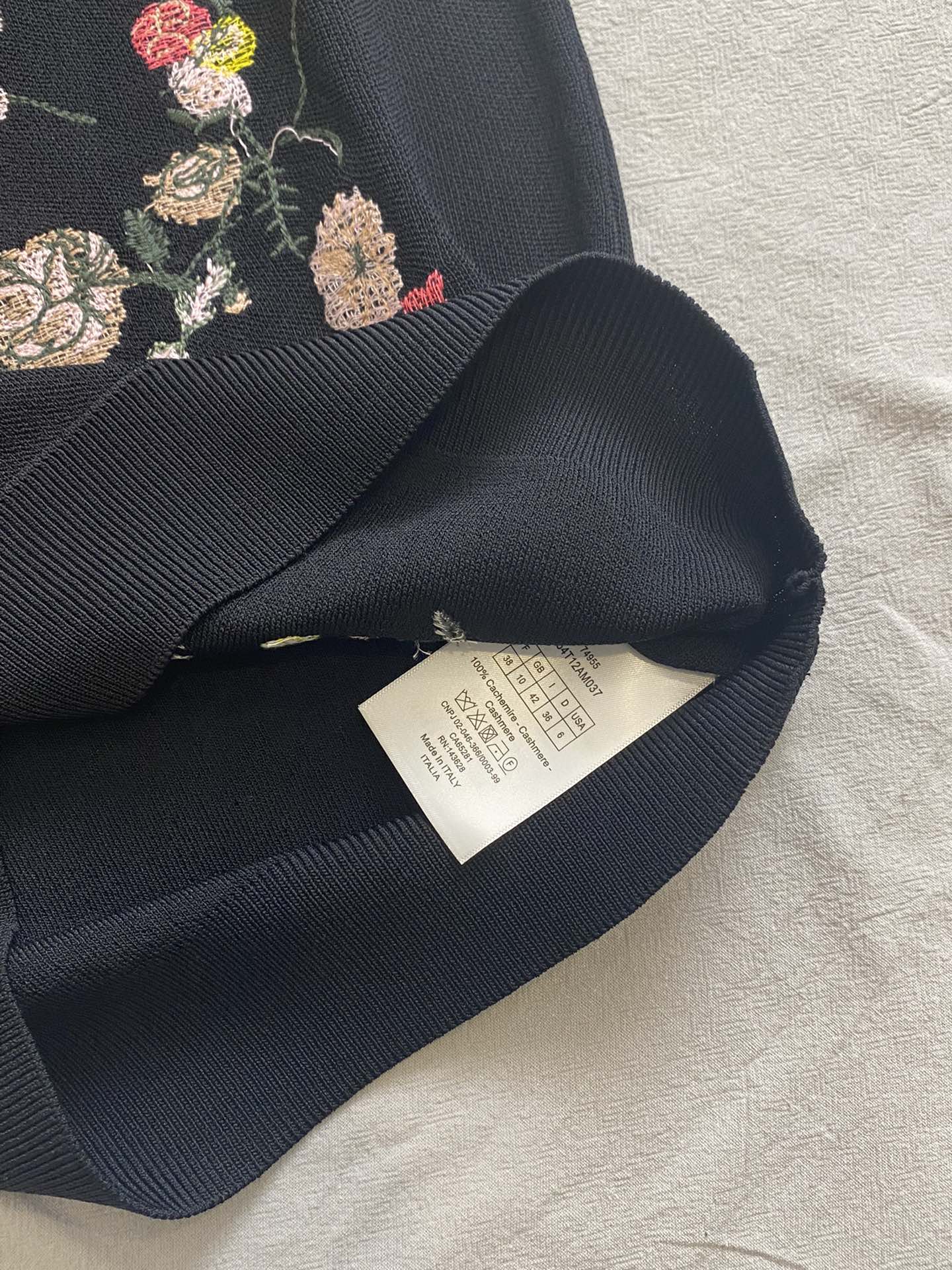迪D家-2403 24早春最新花卉系列重工刺繡花朵針織背心 黑色
