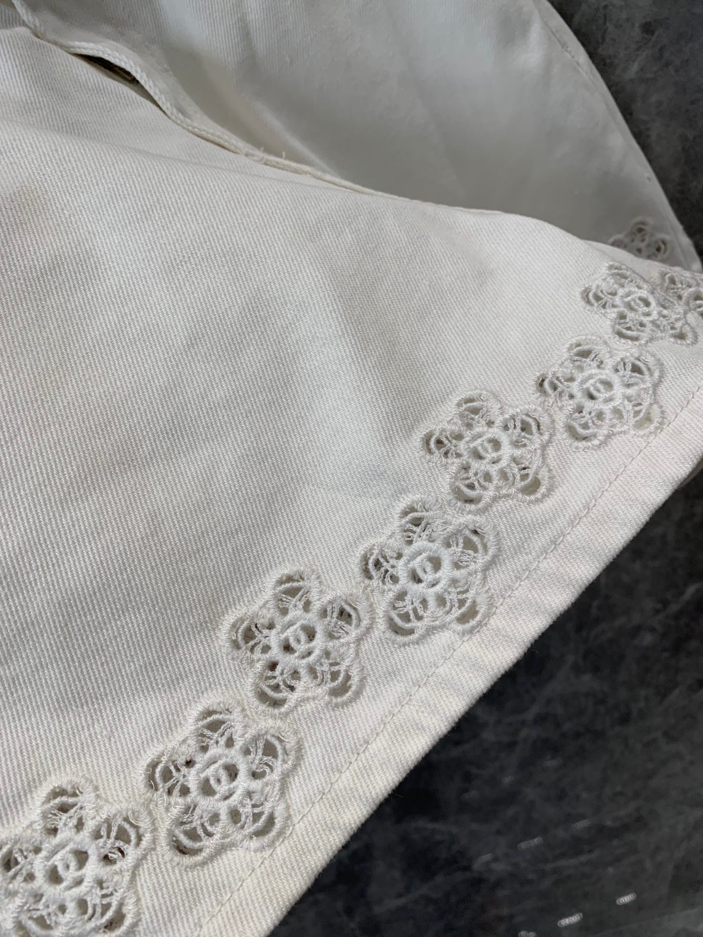 小香家-2404 山茶花刺繡logo鏤空牛仔短褲 白色