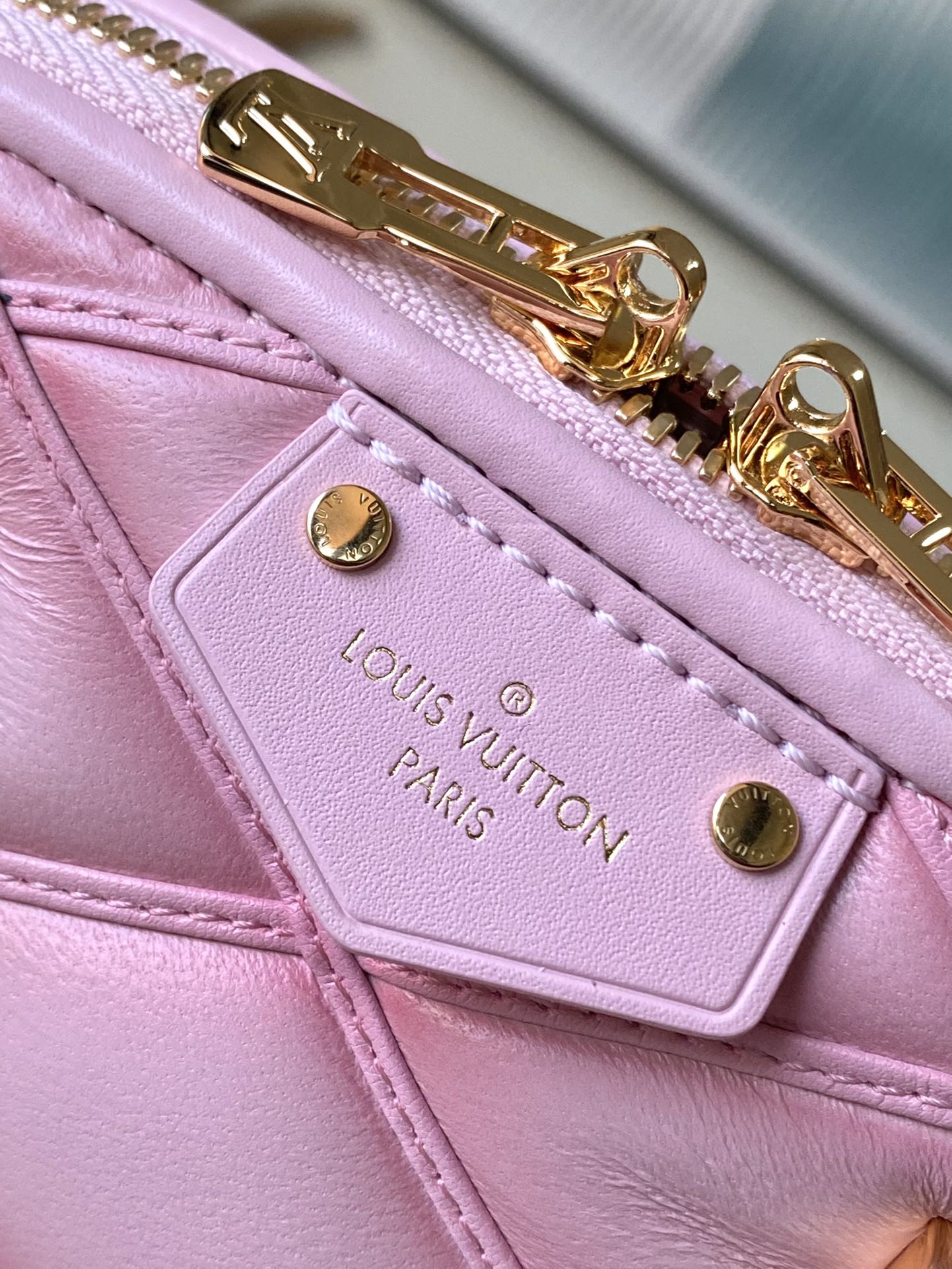 M24453 路L家- Nicolas Ghesquiere 貝殼包 粉色