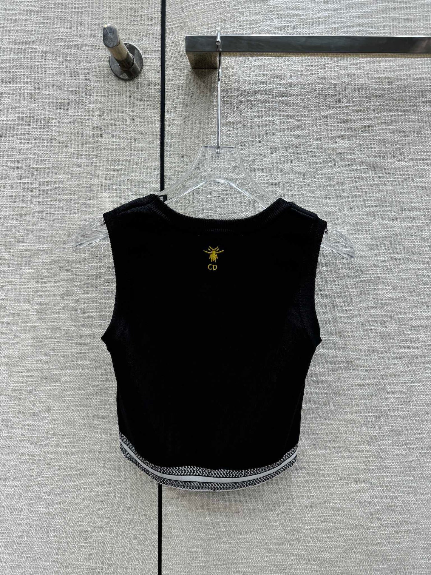 迪D家-2403 刺繡蝴蝶圓領針織背心 黑色