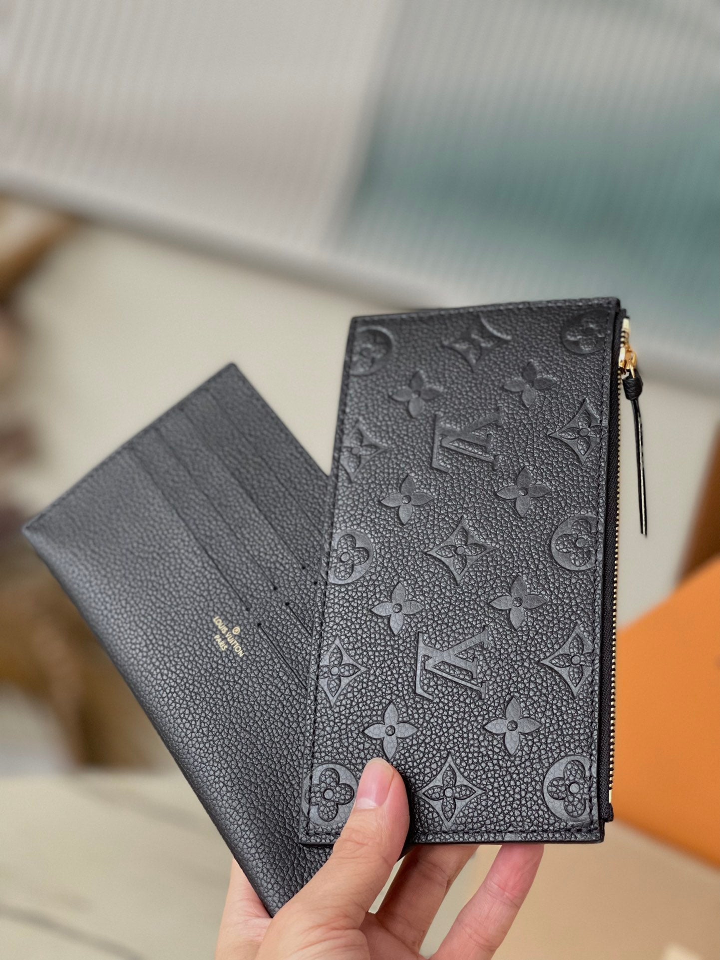 M64064 路L家-Pochette Felicie Empreinte壓紋斜背包 黑色