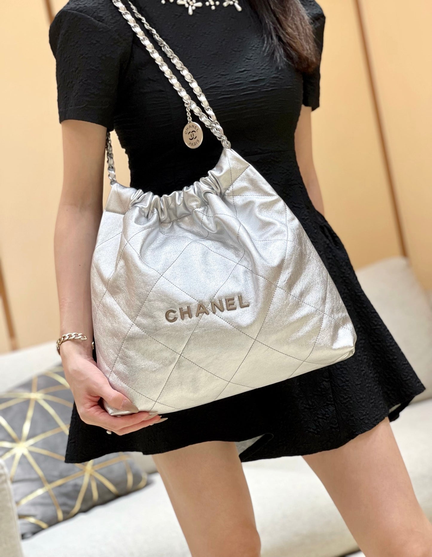 小香家-2023春夏新款 22BAG 中號 銀色 上身圖