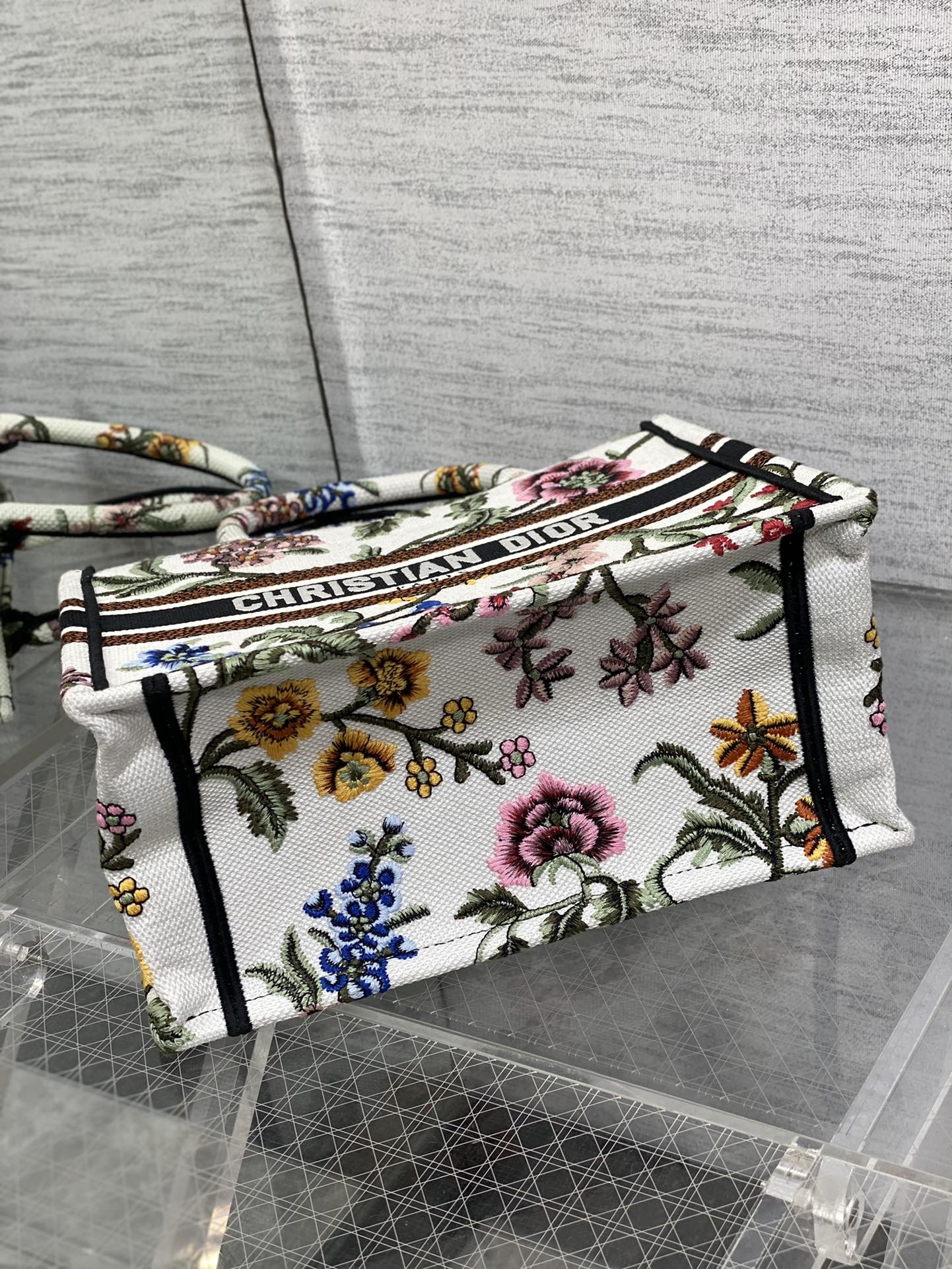 迪D家 Book Tote 刺繡字母白花 小號26.5cm