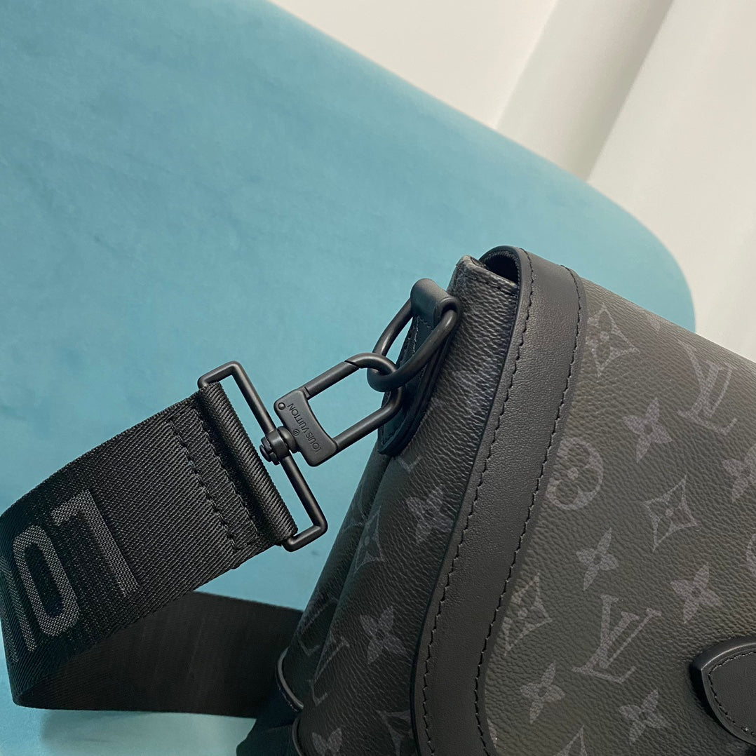 M45911 路L家-男款 SAUMUR郵差包