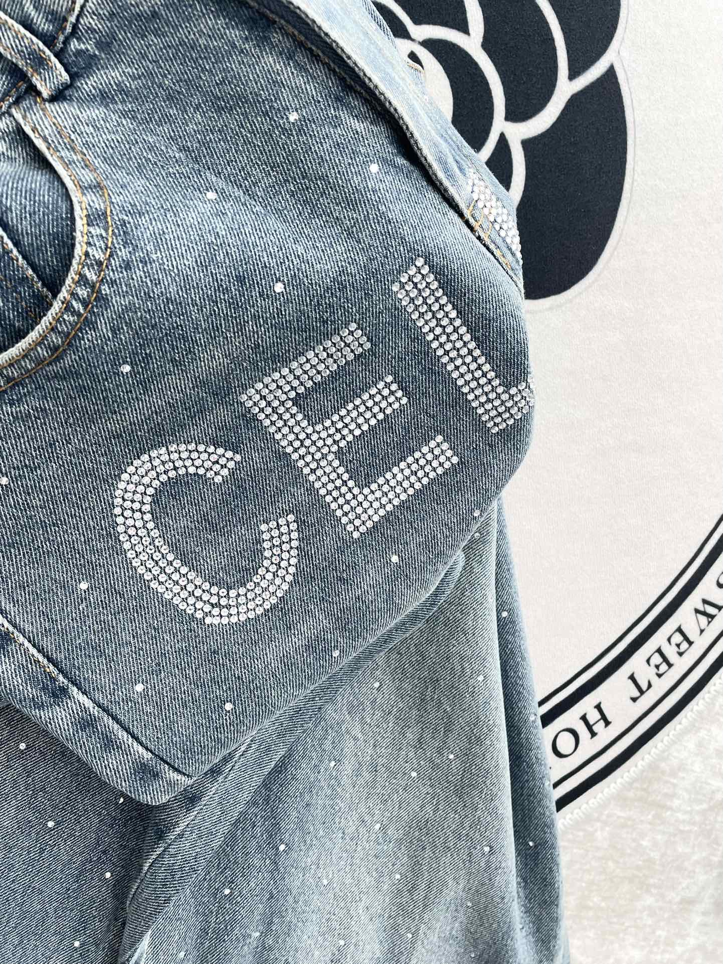 賽C家-2404 高溫燙鑽LOGO 直筒牛仔褲