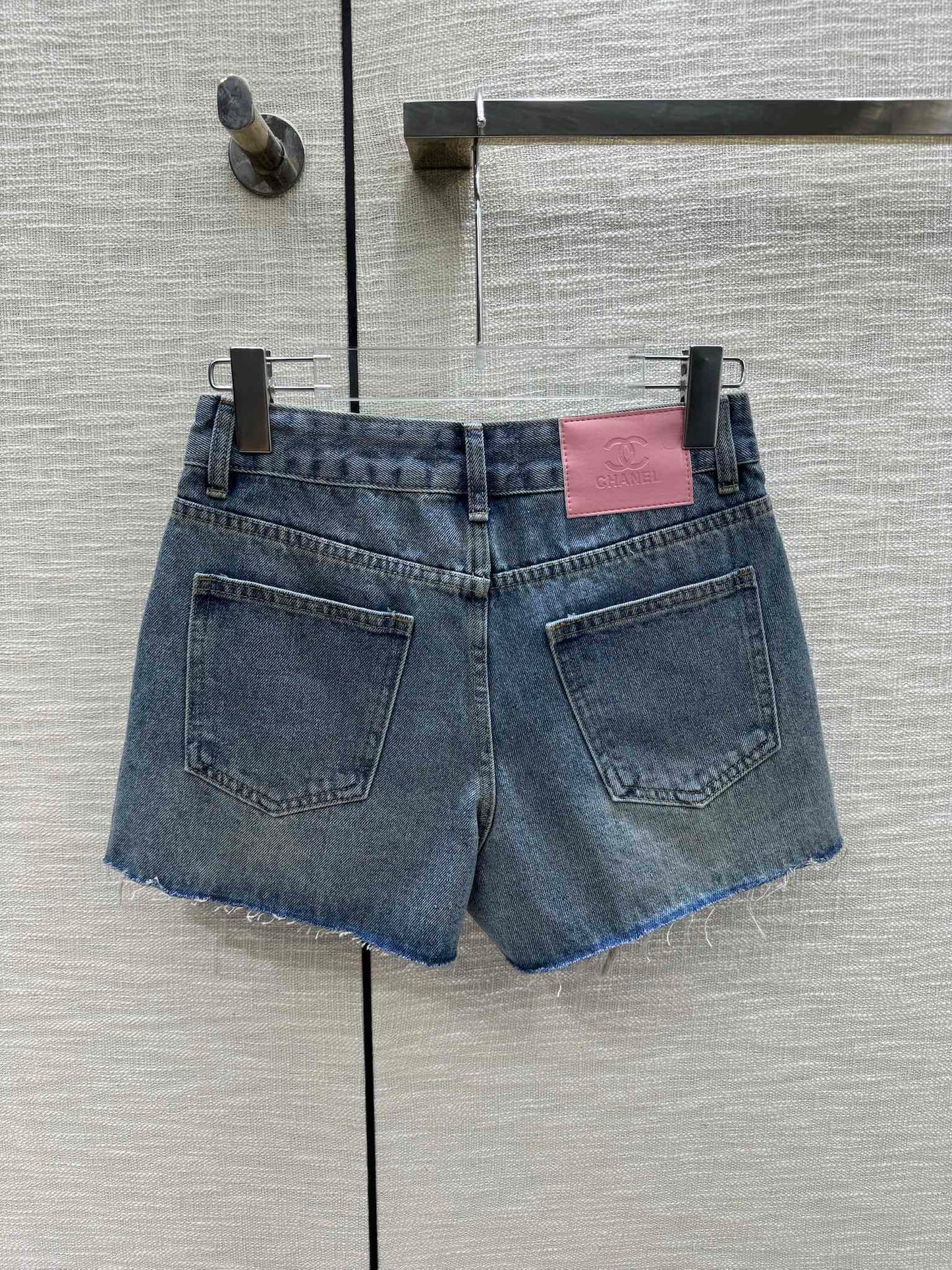 小香家-2403 刺繡logo破洞直筒牛仔短褲