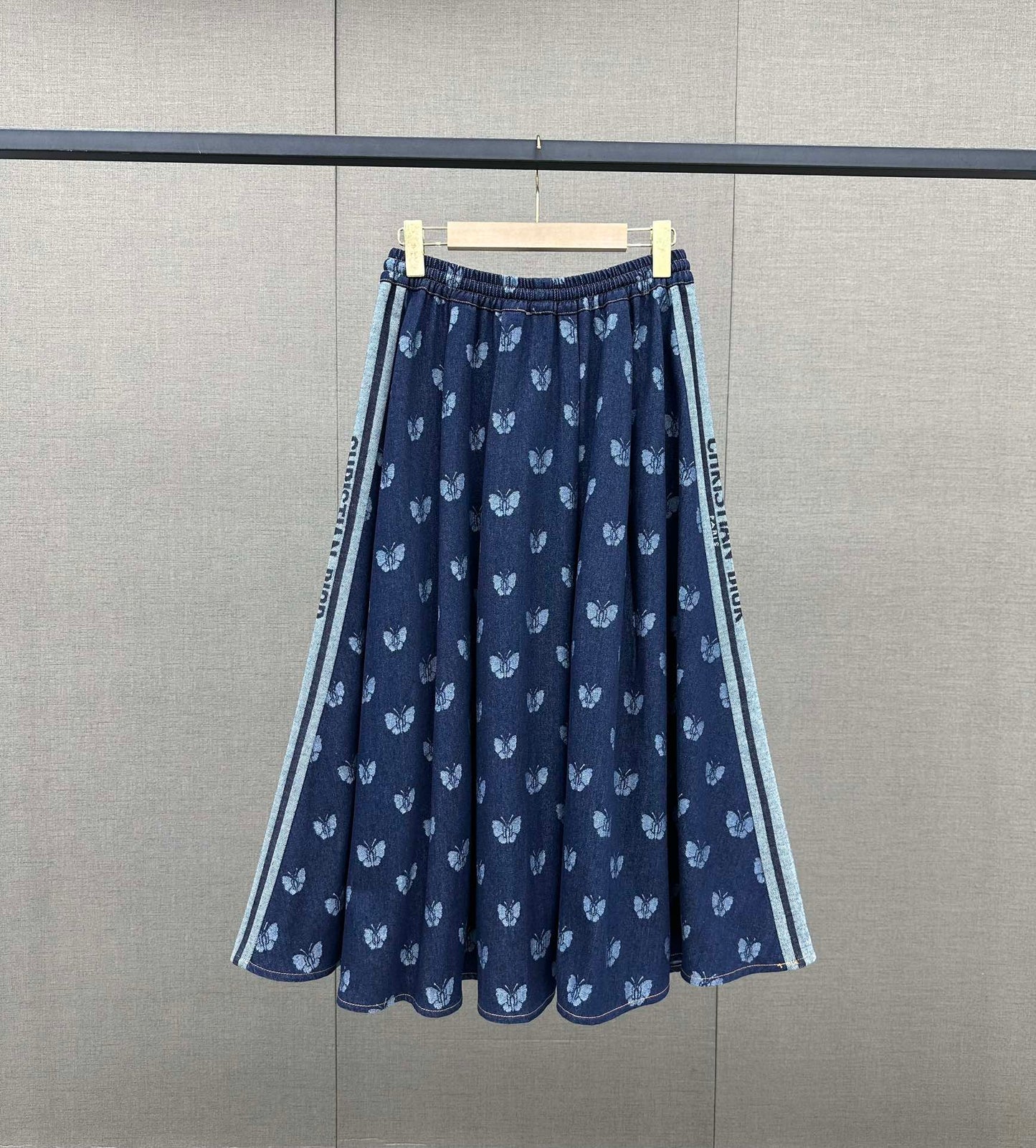 迪D家-2403 蝴蝶字母印花工藝牛仔裙