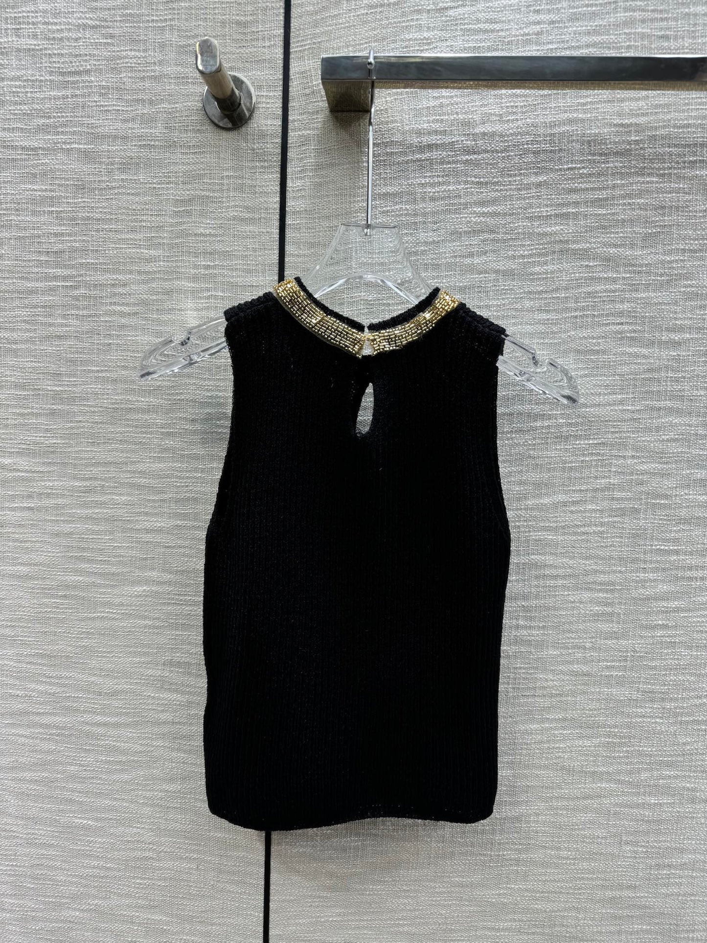小香家-2403 領口重工穿珠金屬logo裝飾針織背心 黑色