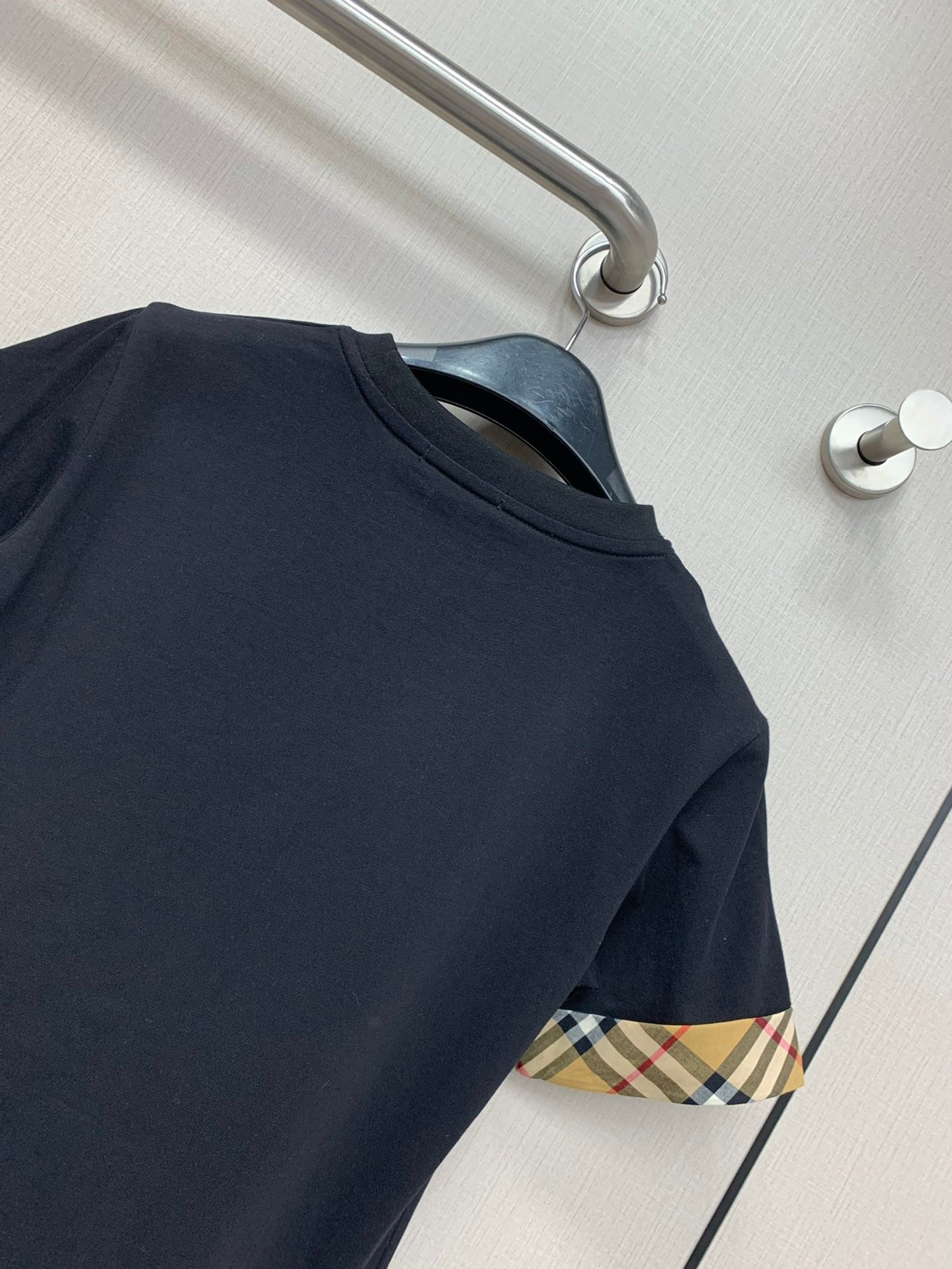 巴B家-2403 24早春新款經典格子繡馬TEE 黑色
