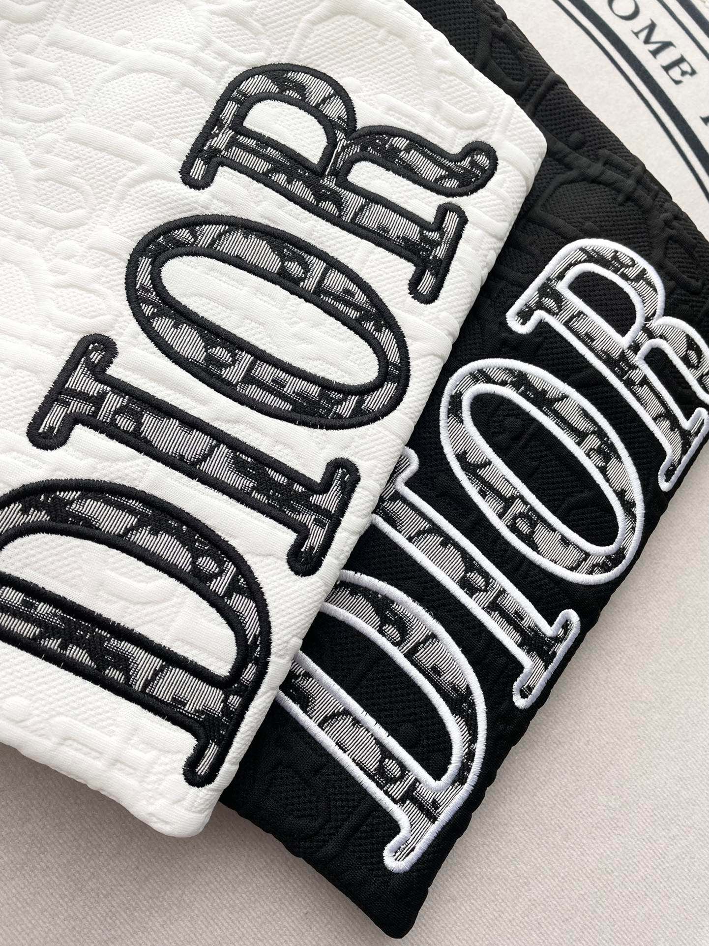 迪D家-2403 春夏新款提花浮雕布料貼佈刺繡字母短袖Tee 白色