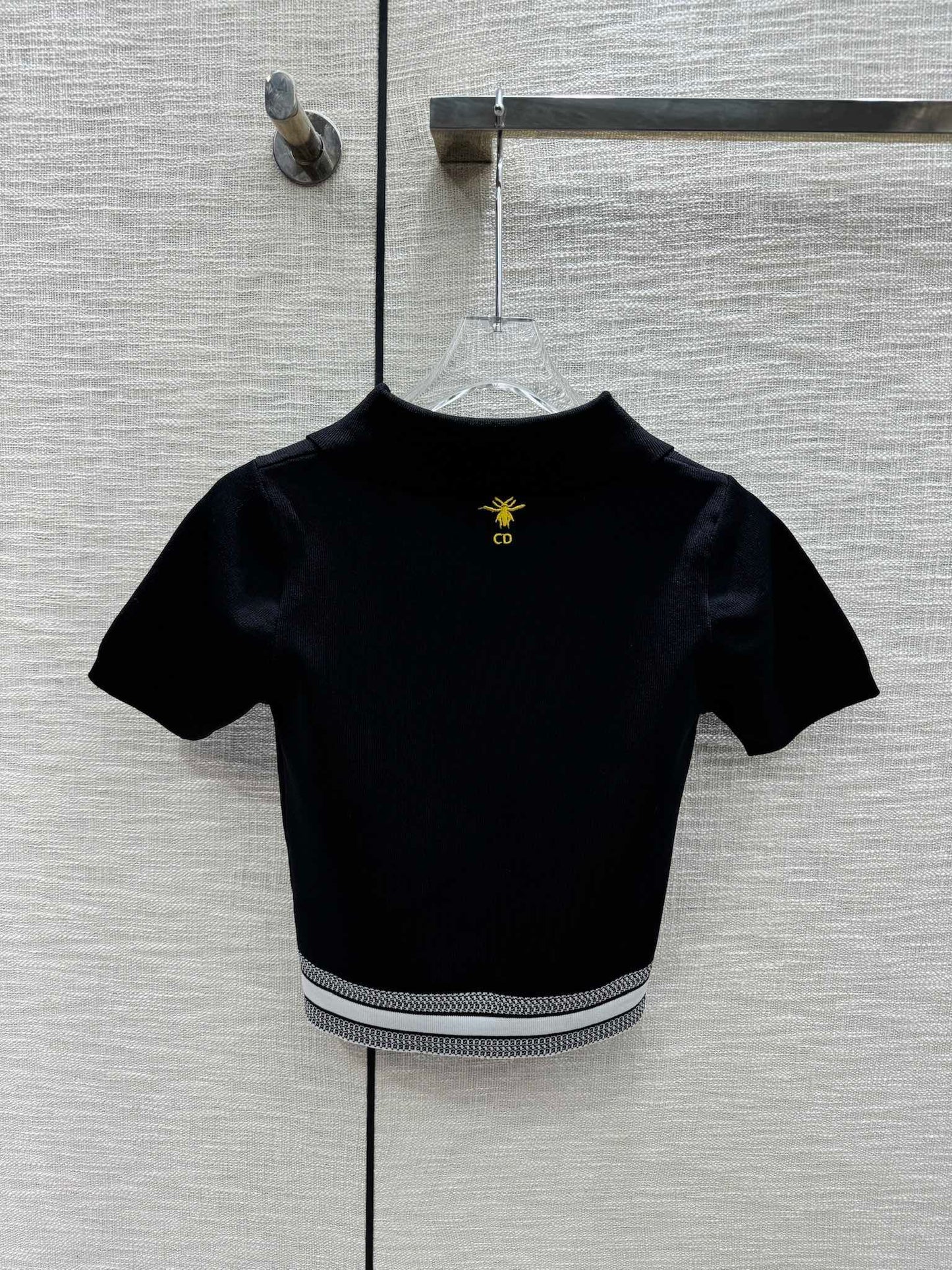迪D家-2403 刺繡蝴蝶polo領針織短袖 黑色