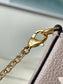 M69977 路L家-Pochette Felicie Empreinte壓紋斜背包 杏色
