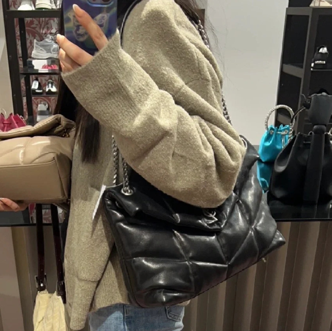 聖Y羅-Loulou Puffer 35cm 絎縫小羊皮雲朵包 黑色銀扣 上身圖
