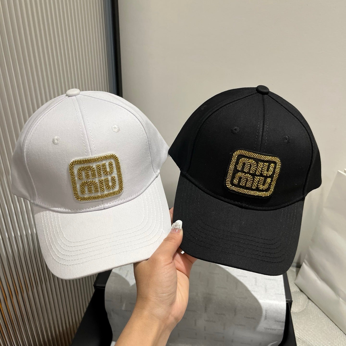 穆m家-刺繡貼標logo棒球帽 白色