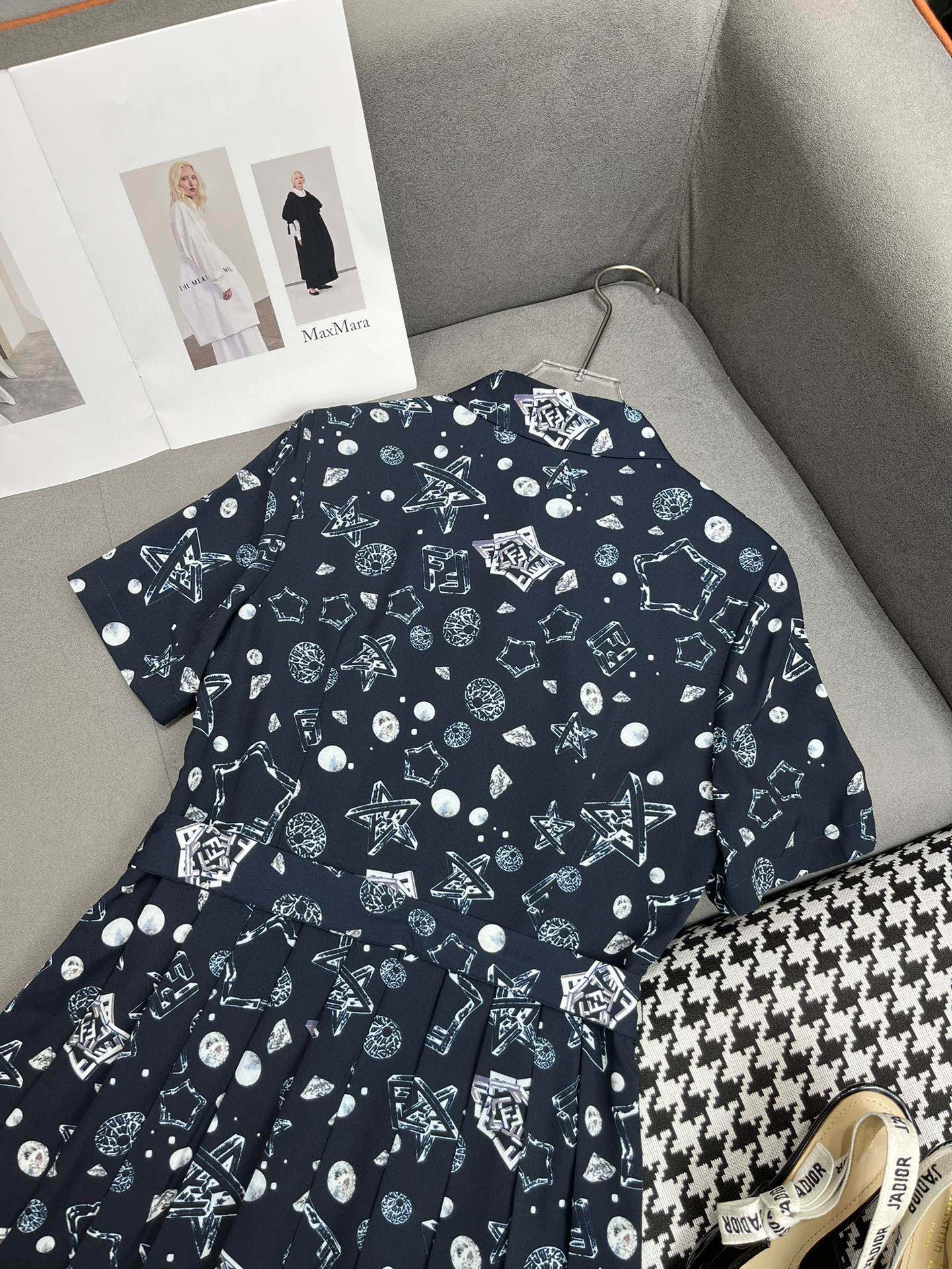 芬F家-2403 24SS春夏新襯衫印花洋裝壓褶裙