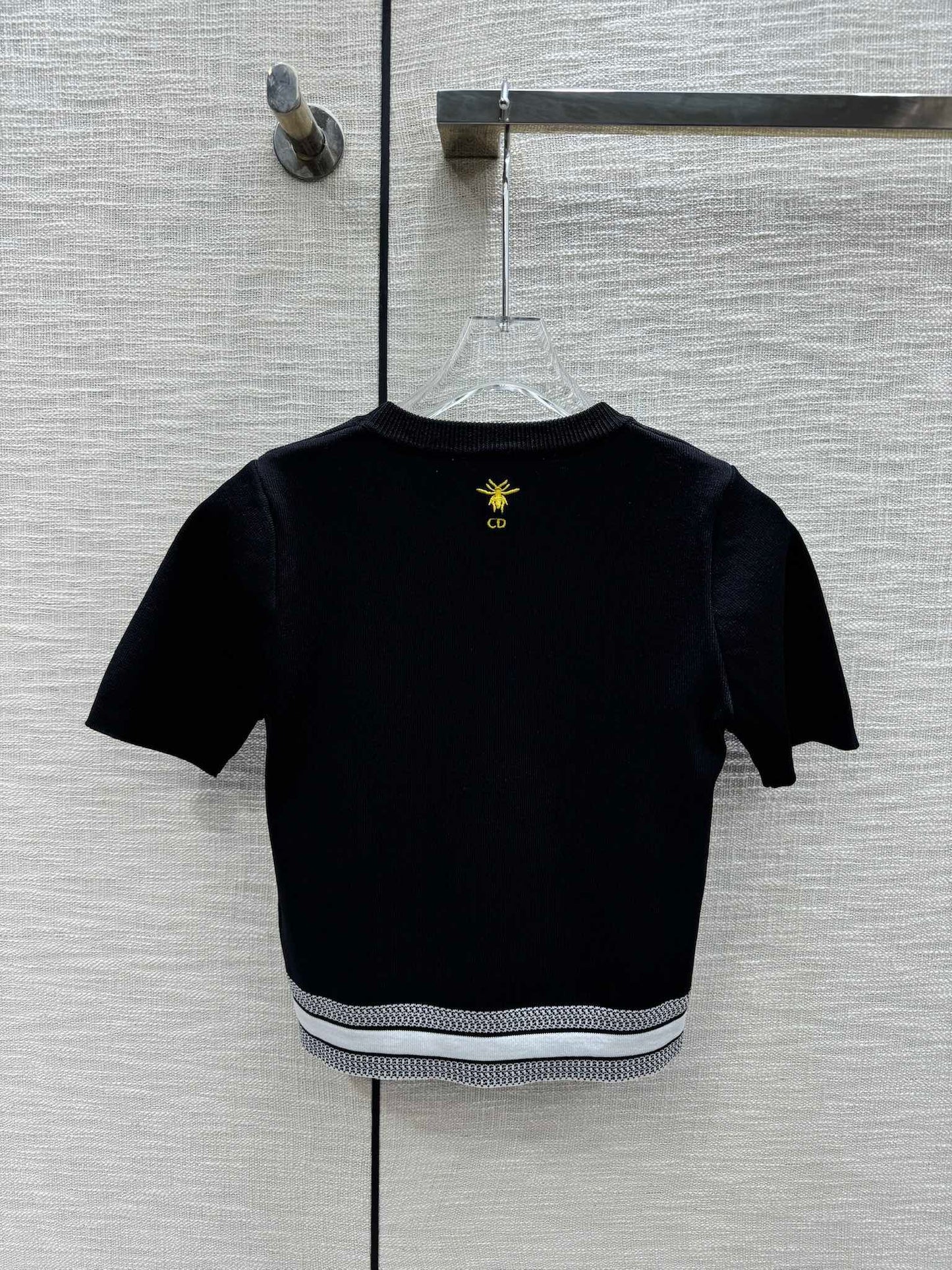 迪D家-2403 刺繡蝴蝶圓領針織短袖 黑色