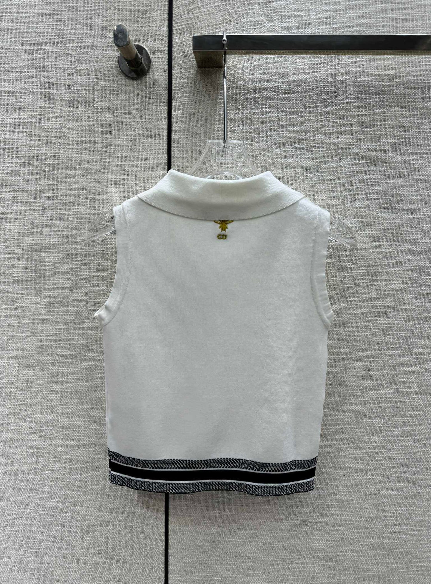 迪D家-2403 刺繡蝴蝶POLO領針織背心 白色