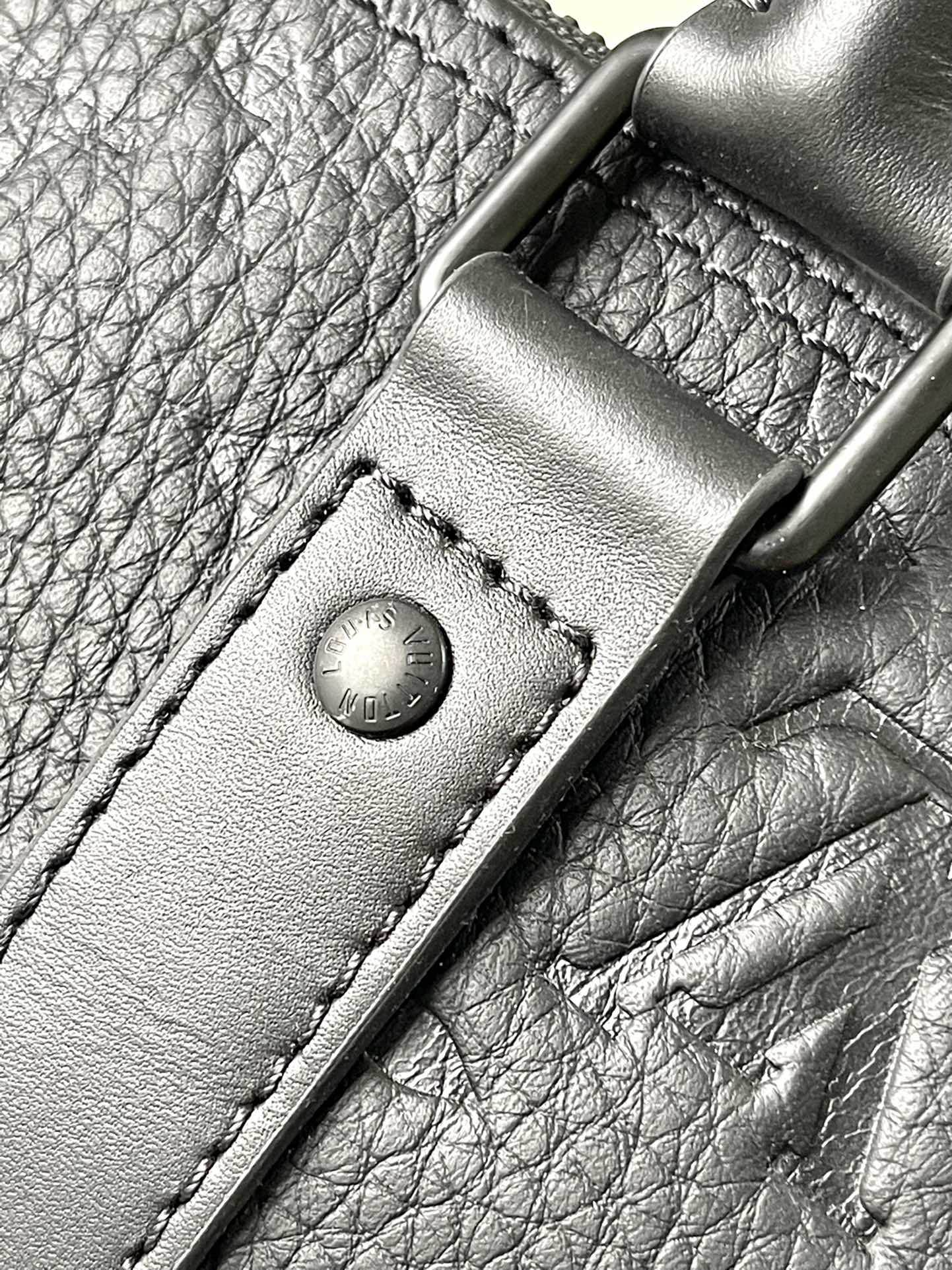 M22765 路L家-Keepall Bandouliere 旅行袋 黑色壓花 男款