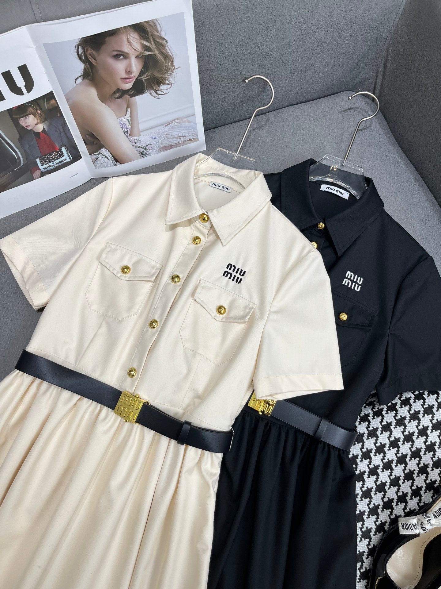 穆M家-2404 24SS夏季新款翻領洋裝字母刺繡裝飾搭配腰帶時尚 白色