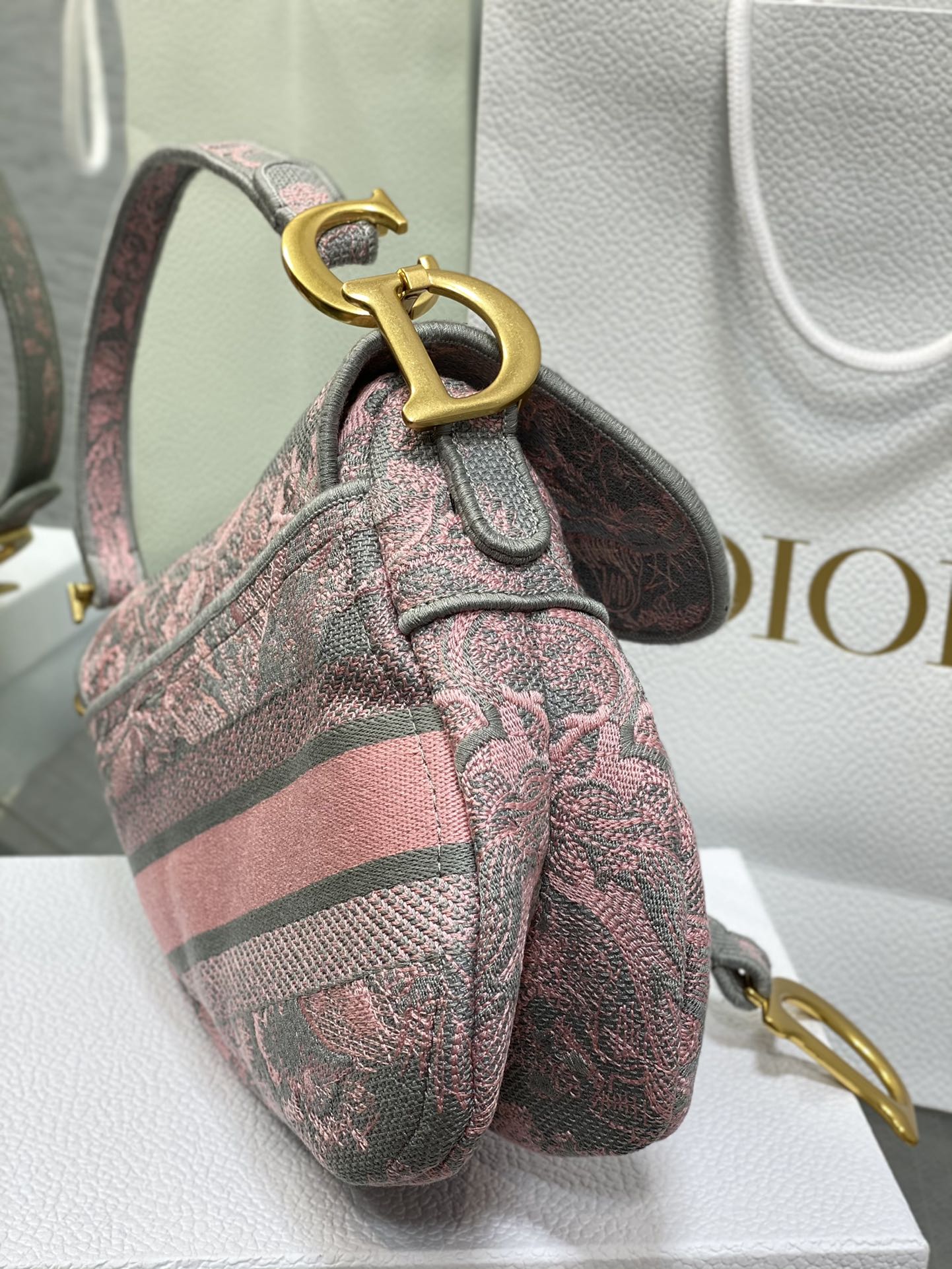 迪D家-Saddle bag Sauvage茹伊印花刺繡系列 粉灰色 25CM