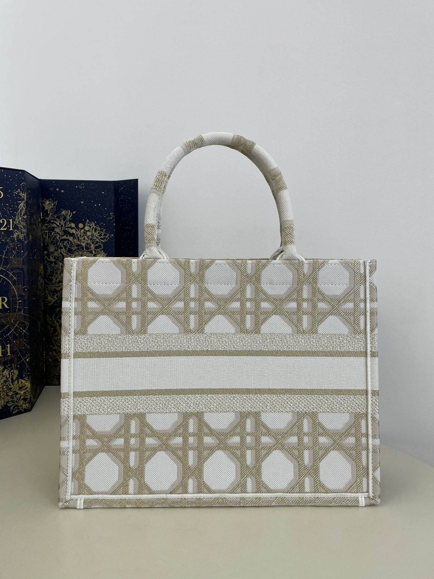 迪D家-2024春夏系列 Book Tote  經典的菱形格 杏色 中號