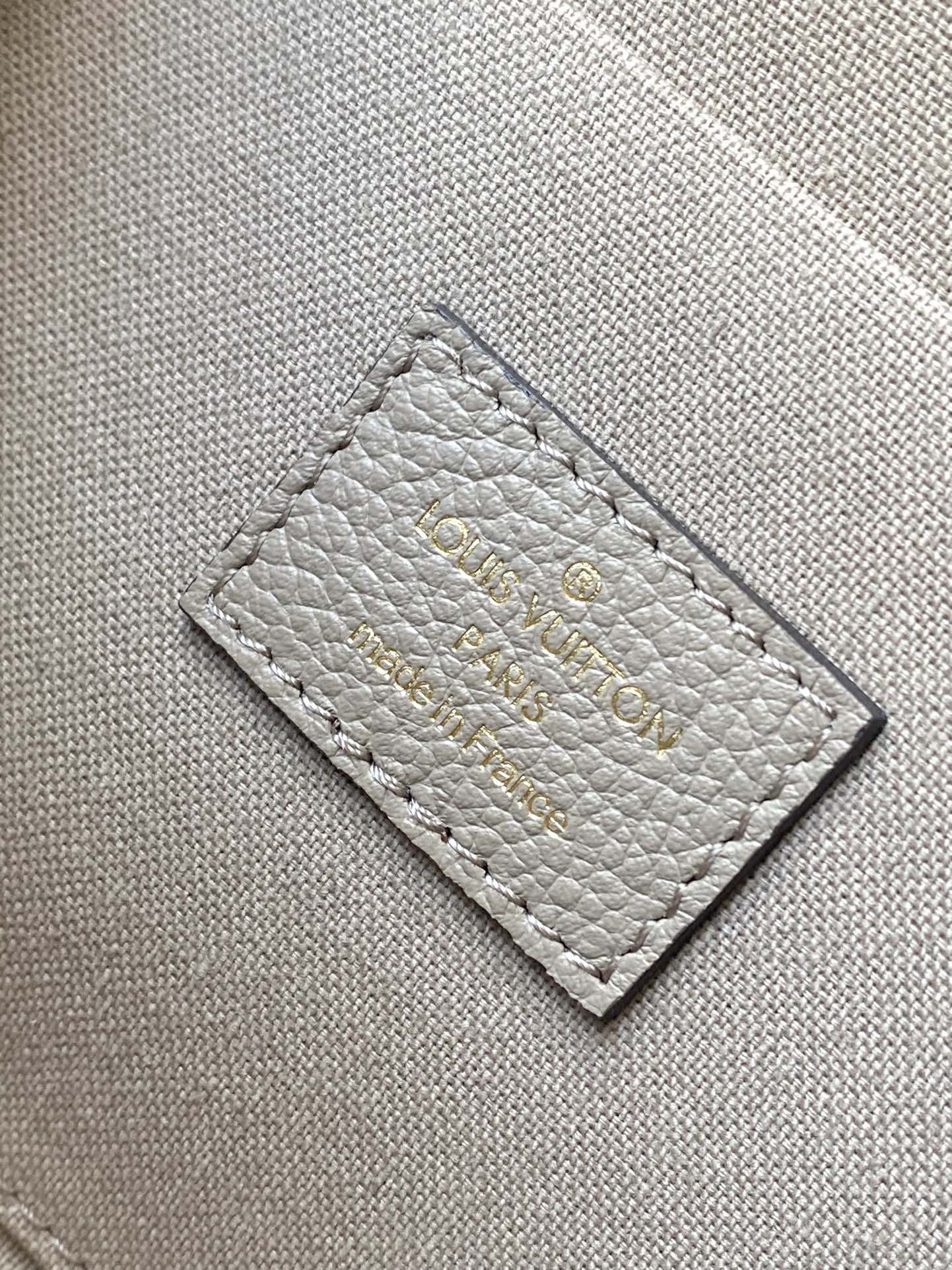 M82636 路L家- 路L家-Wallet On Chain Metis 斜跨包 白色全皮壓花