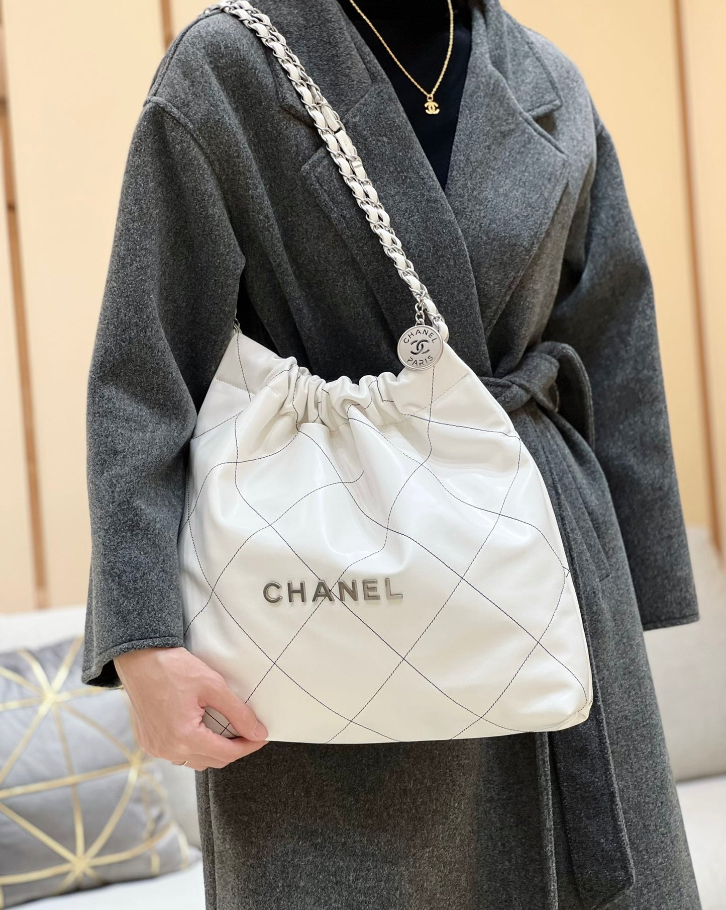 小香家-2023早春度假系列 22Bag 中號 白色配黑線 上身圖