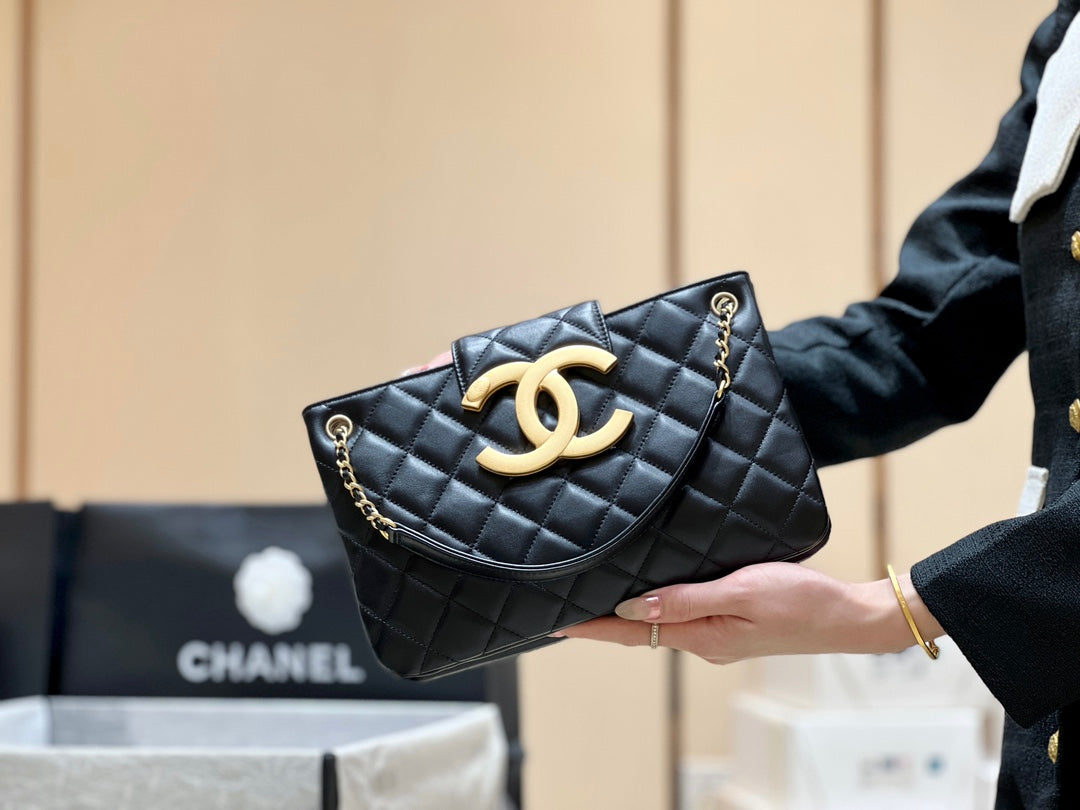 小香家-Chanel 24c 復古皮穿鏈菱格紋 經典元素腋下包 黑色