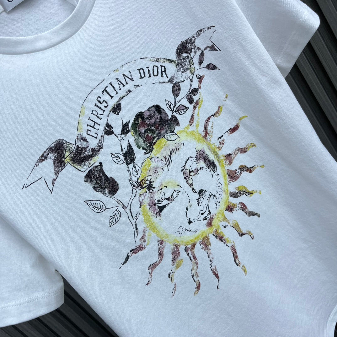 迪D家-2403 24新品上架圓領太陽印花TEE 白色