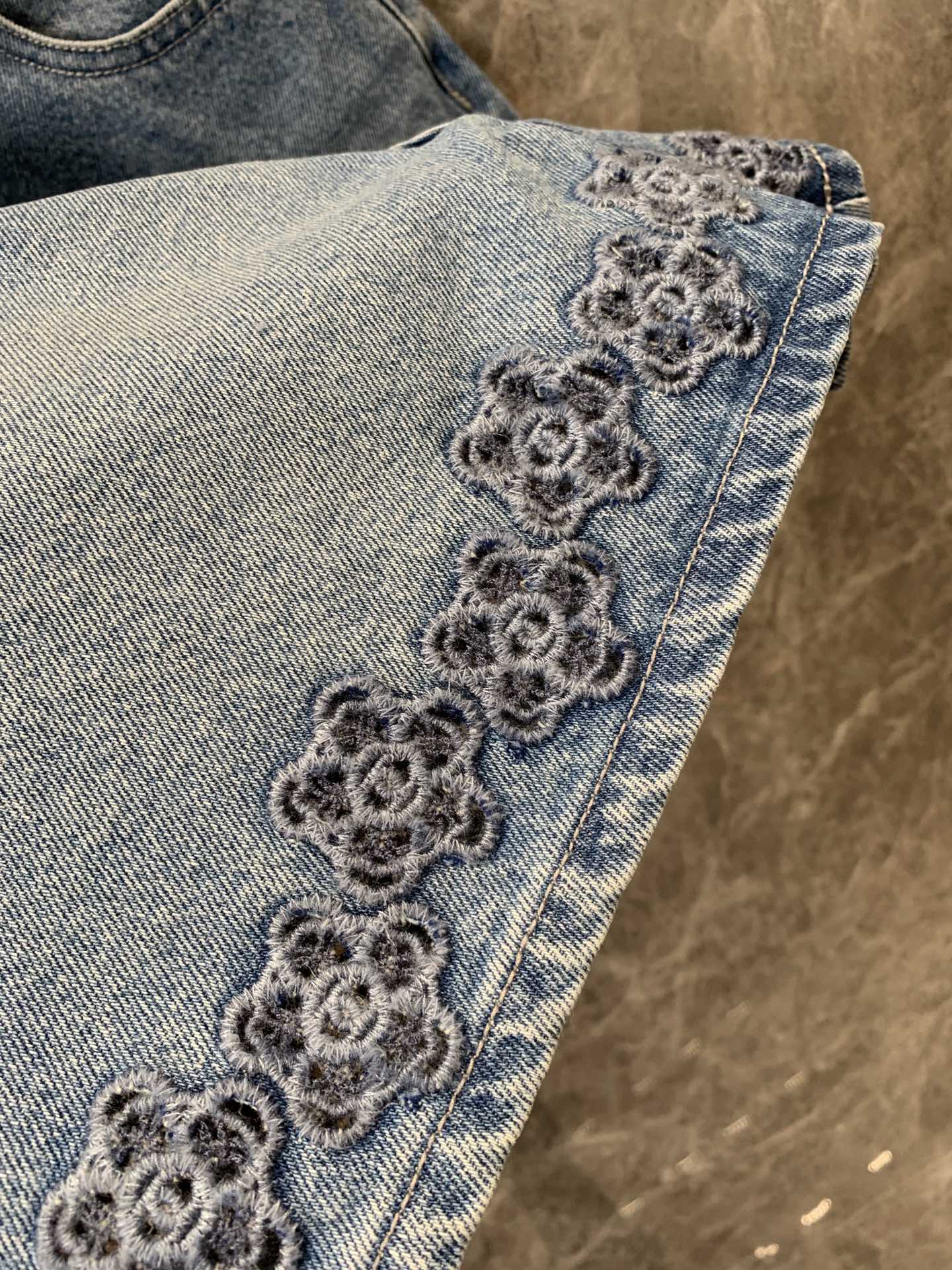 小香家-2404 山茶花刺繡logo鏤空牛仔短褲 牛仔
